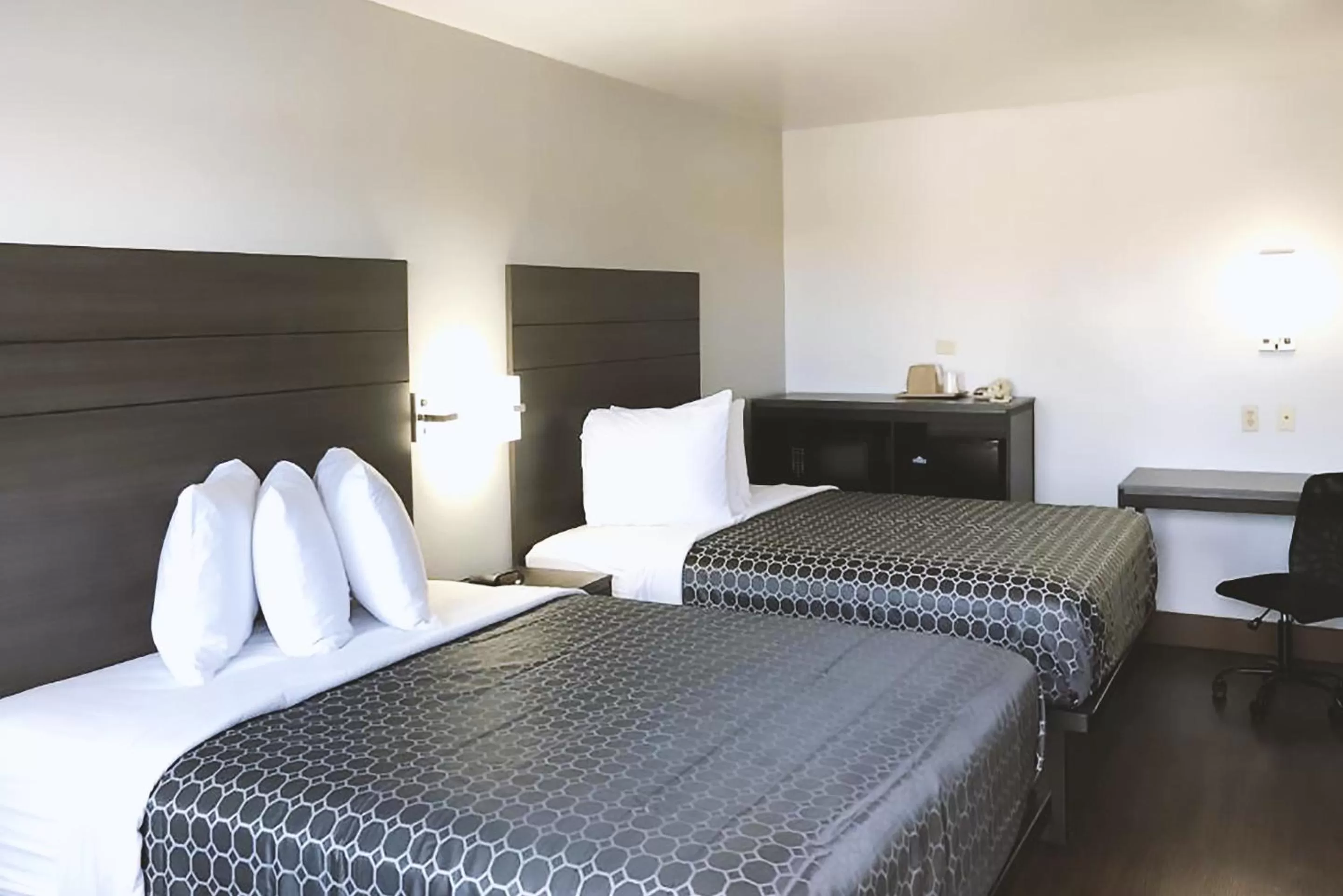 Bedroom, Bed in Blue Way Inn By Jasper Near Frost Bank Center