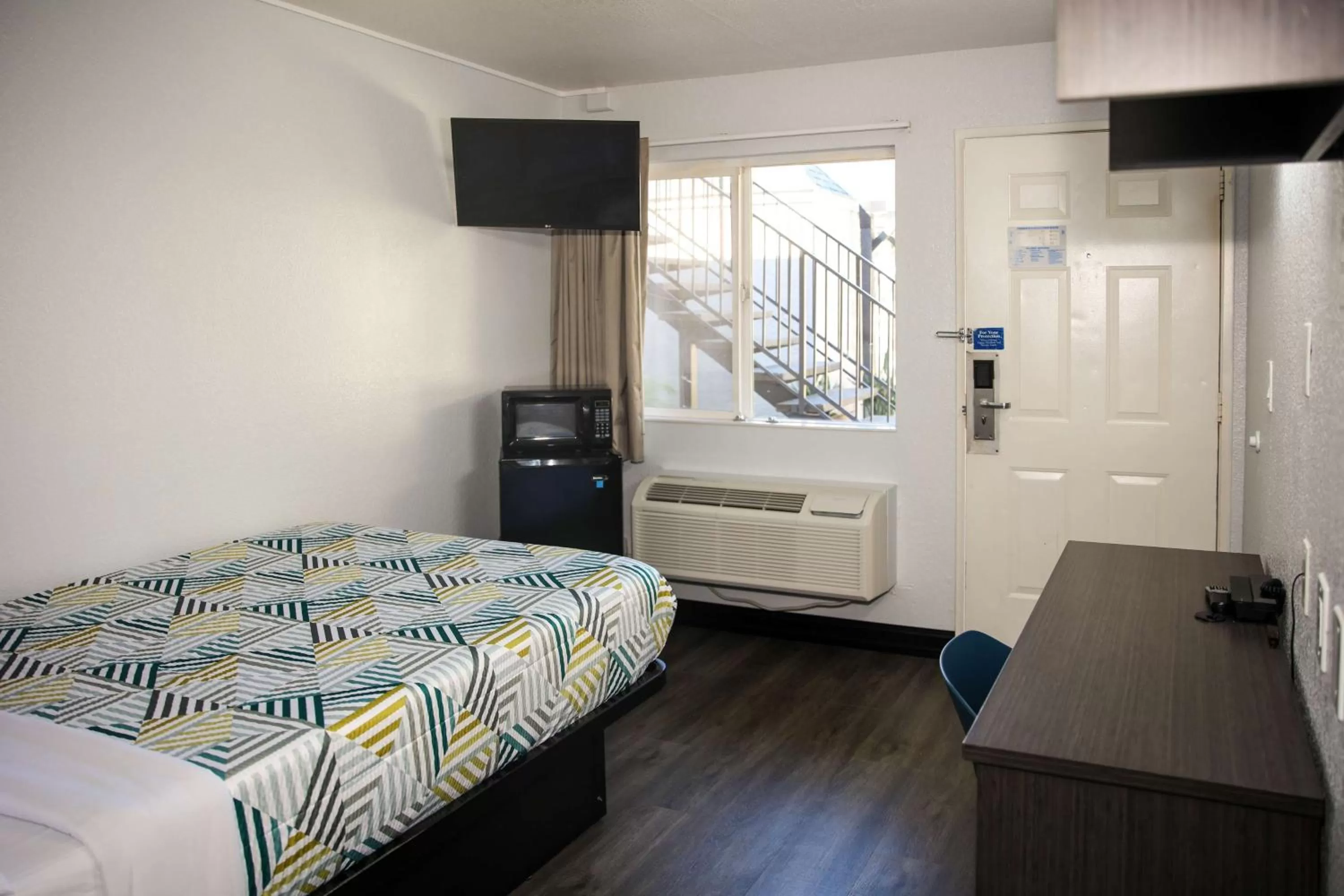 TV and multimedia, Bed in Motel 6-Sacramento, CA - Old Sacramento North