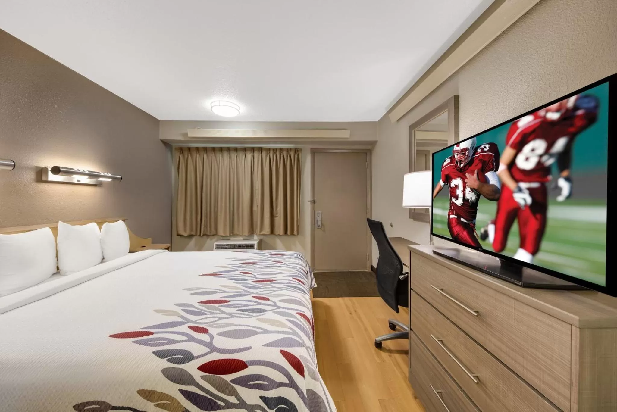 Bedroom, Bed in Red Roof Inn Asheville - Biltmore West