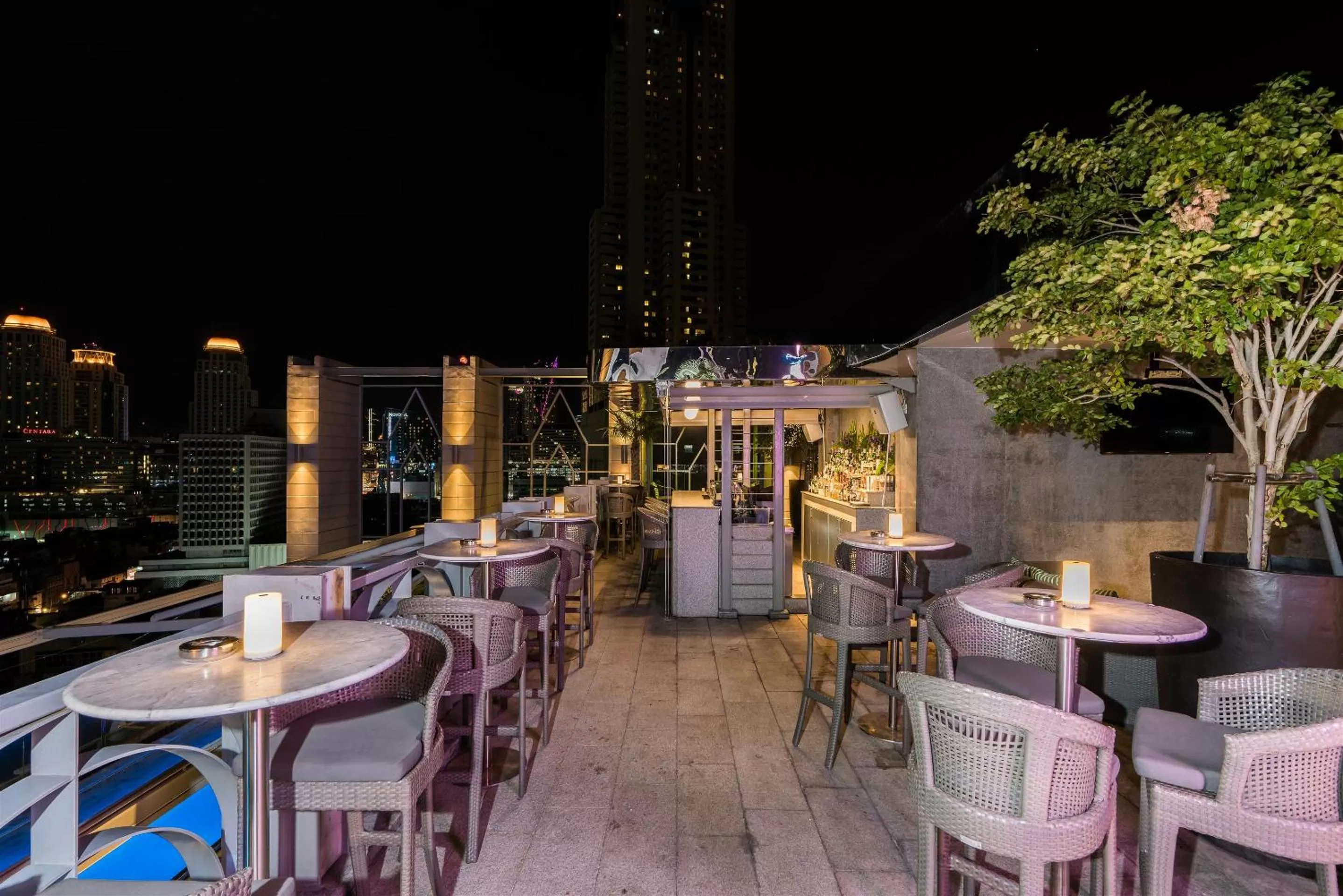 Restaurant/places to eat in Akara Hotel