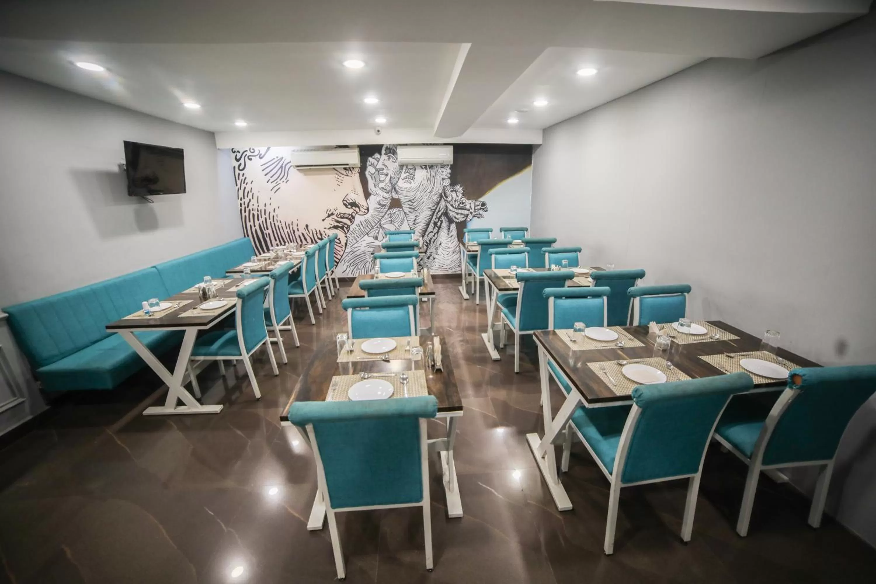 Restaurant/places to eat in Hotel Golden Leaves