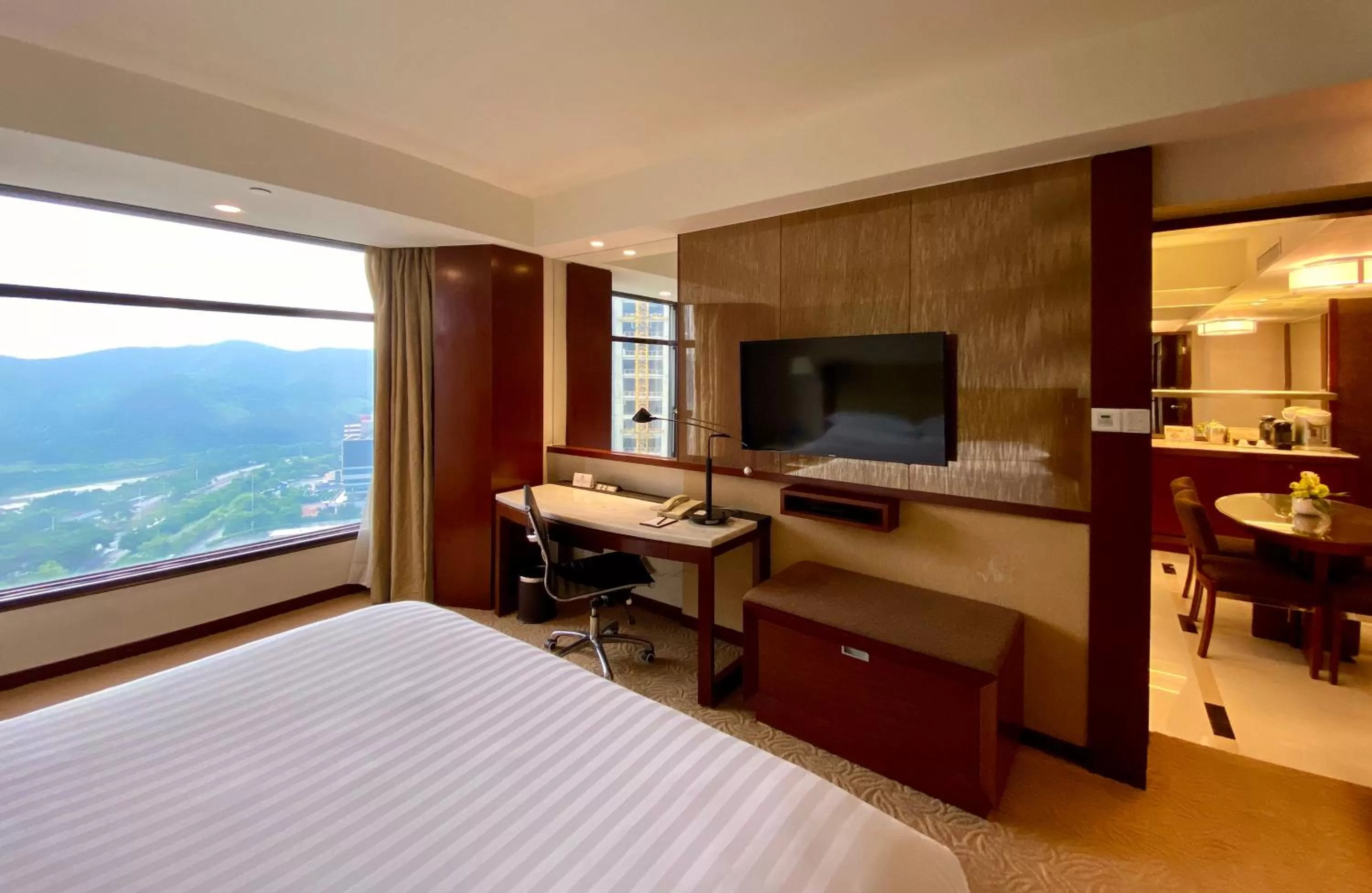 Photo of the whole room, Bed in Shangri-La Shenzhen - Nearby Luohu Border, Outdoor Swimming Pool