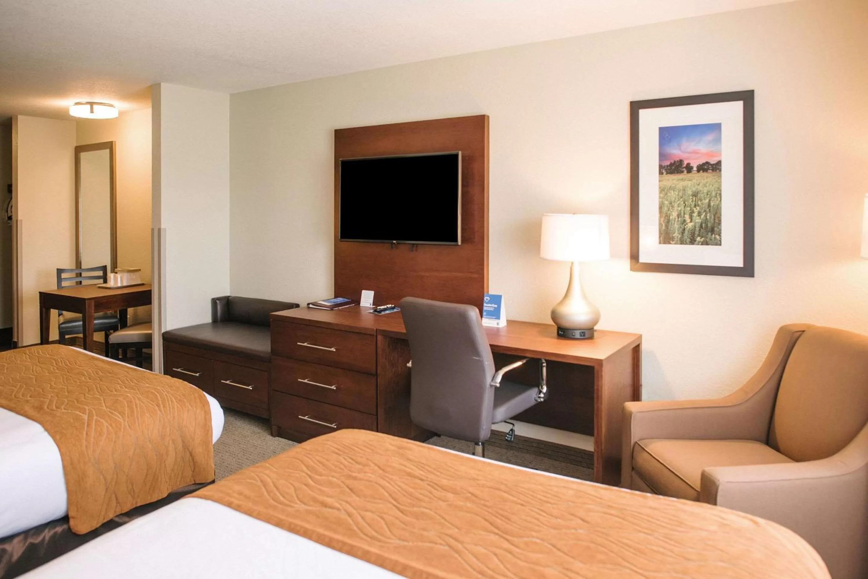Photo of the whole room, Bed in Comfort Inn & Suites