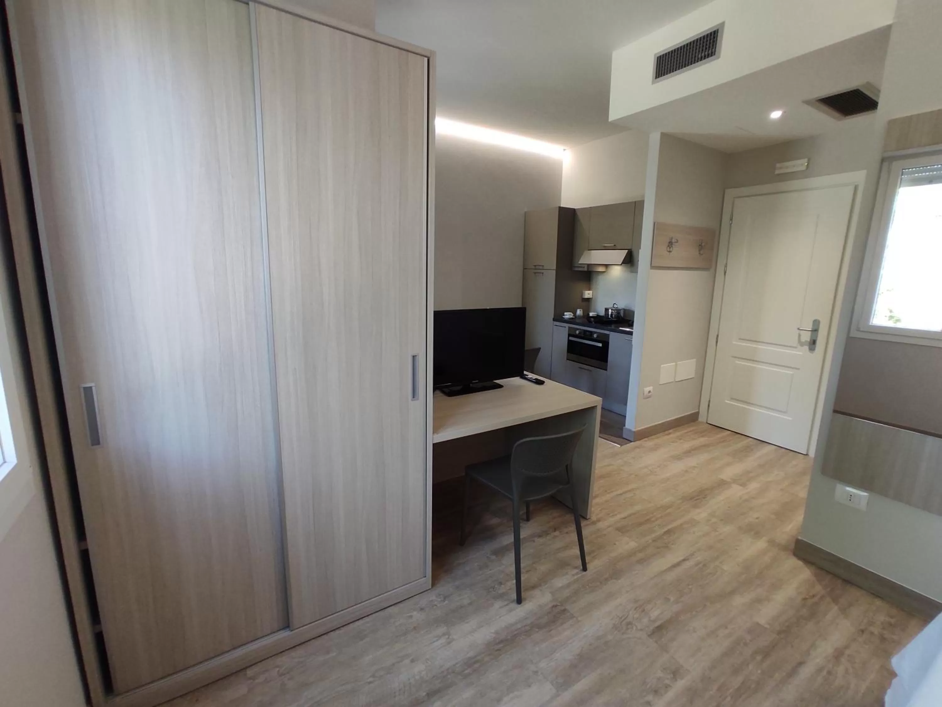 Seating area, Kitchen/Kitchenette in ALBA RESIDENCE