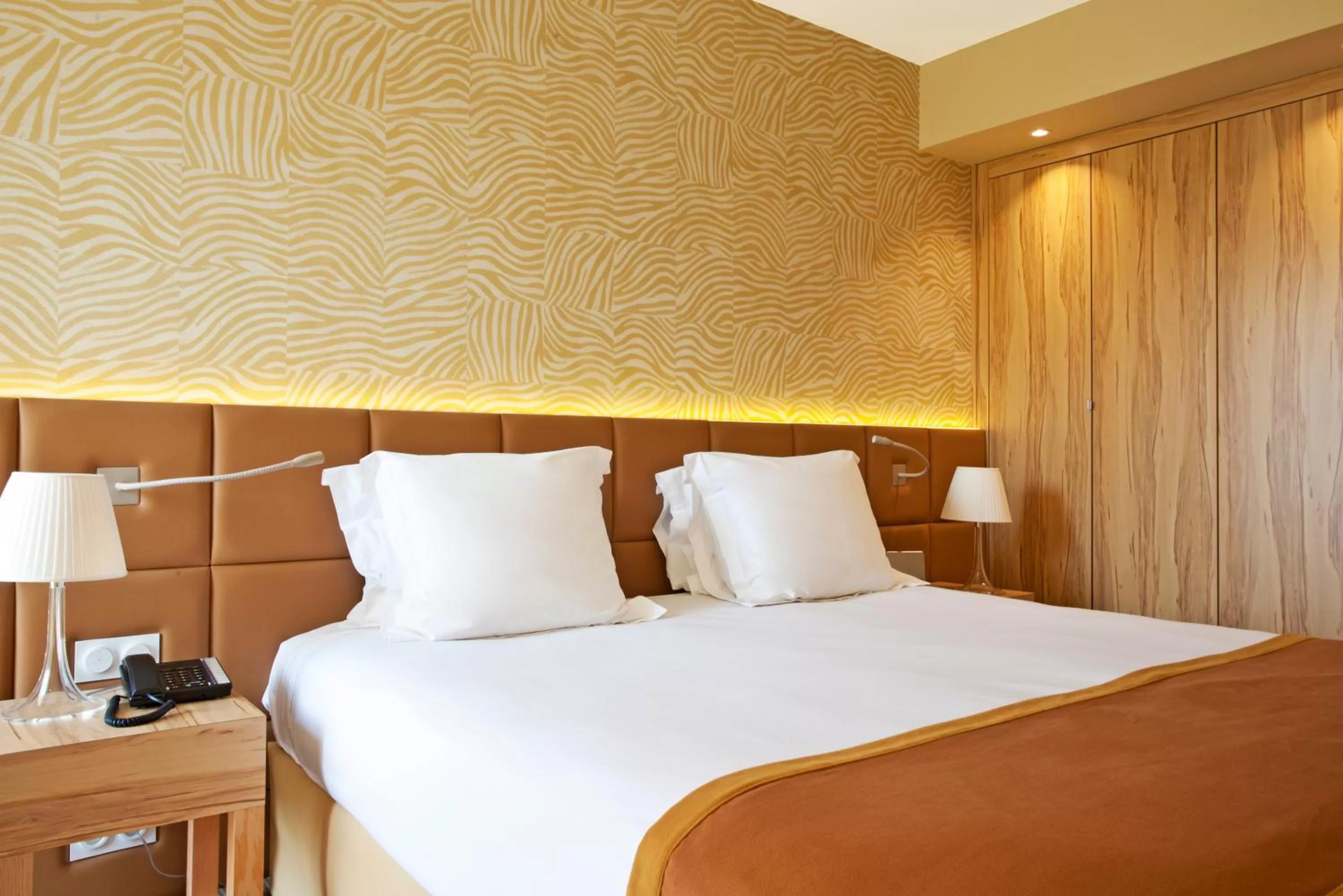 Bed in Golden Tulip Avignon Le Paradou