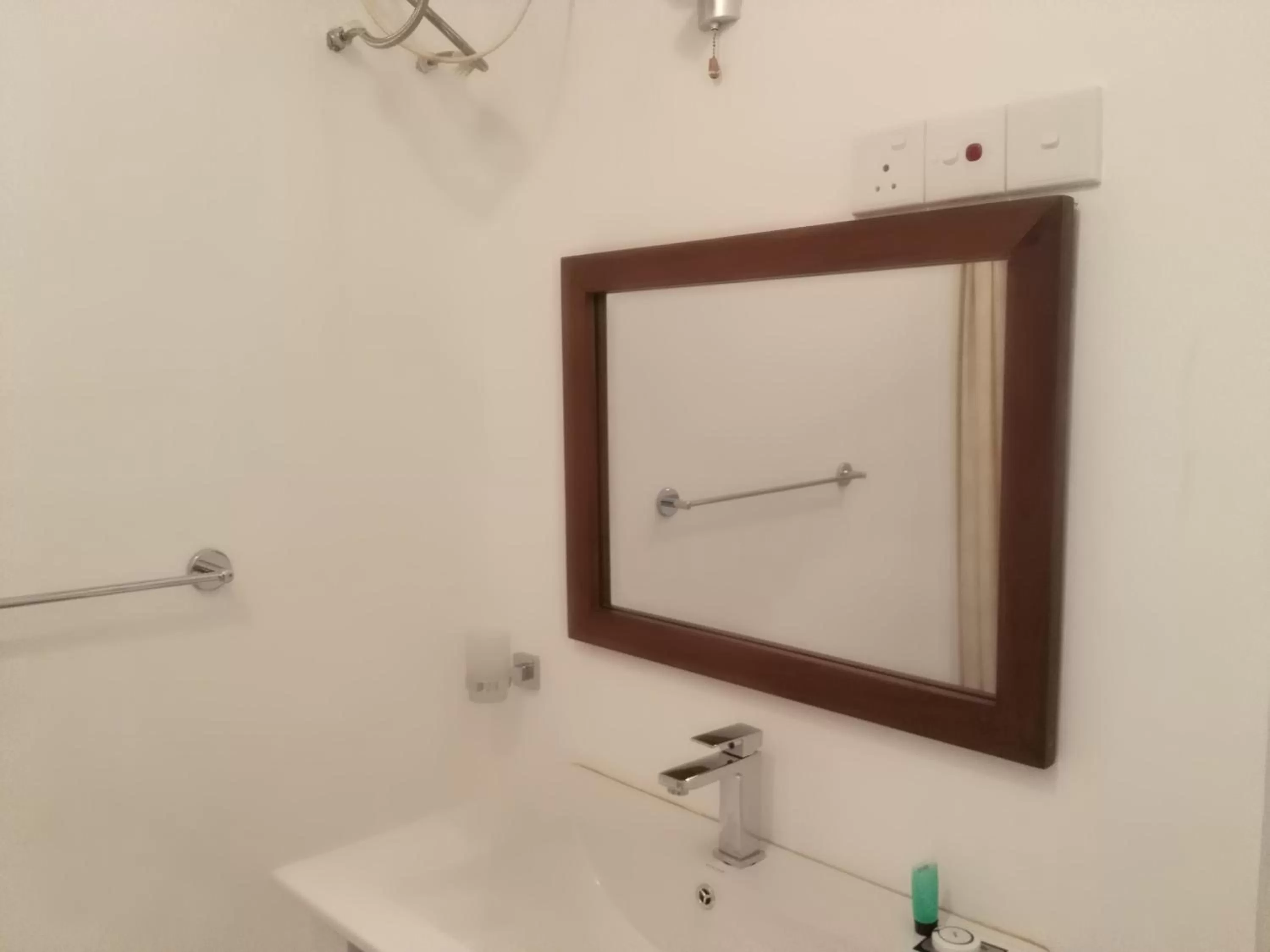 Bathroom in West Inn Colombo