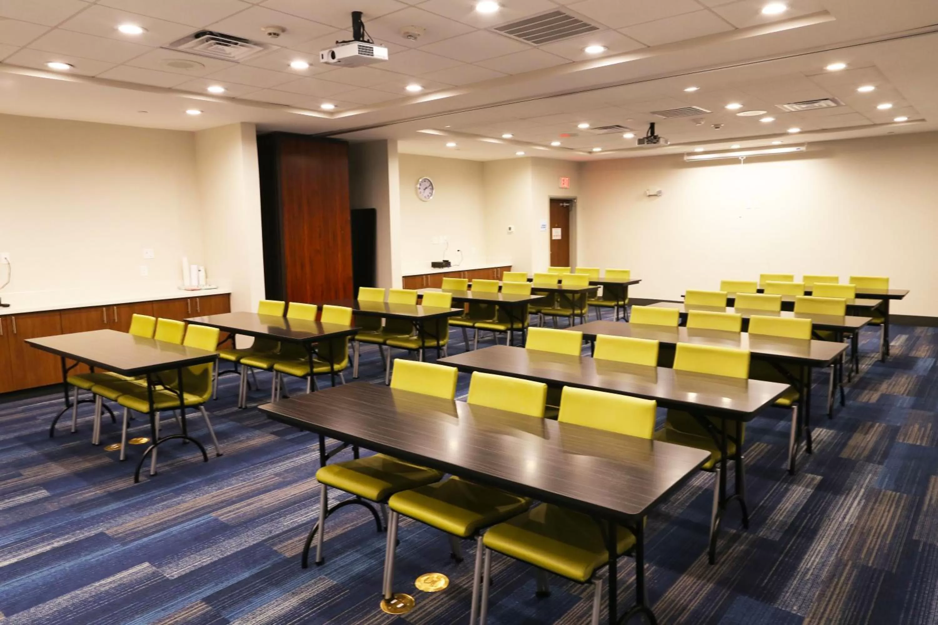 Meeting/conference room in Holiday Inn Express & Suites - Houston IAH - Beltway 8 by IHG