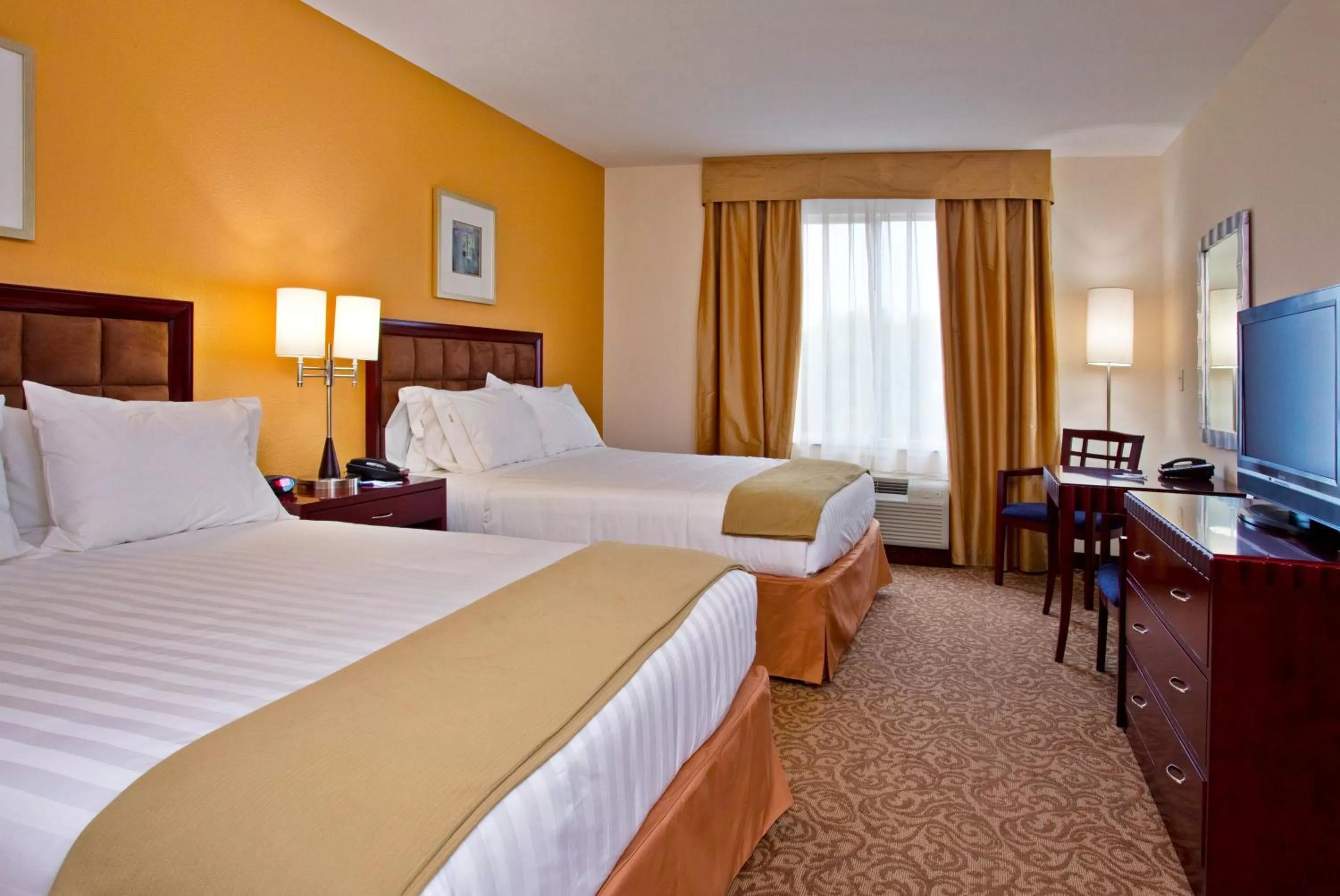 Photo of the whole room, Bed in Holiday Inn Express Hotel & Suites Brooksville-I-75 by IHG