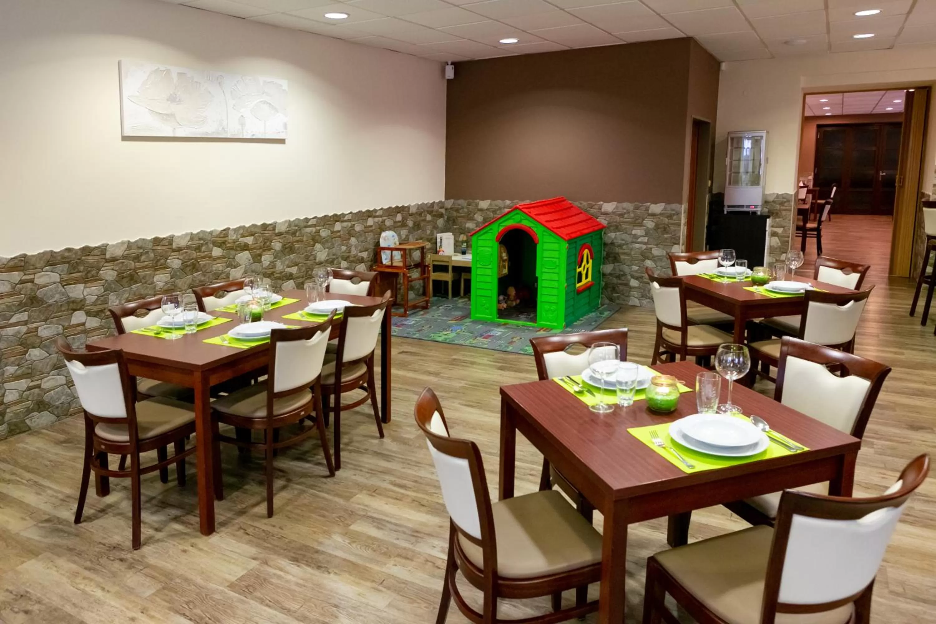 Restaurant/places to eat in Hotel Bon