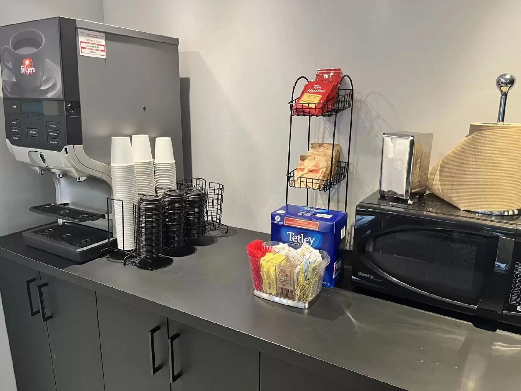 Continental breakfast in Econo Lodge Airport Quebec
