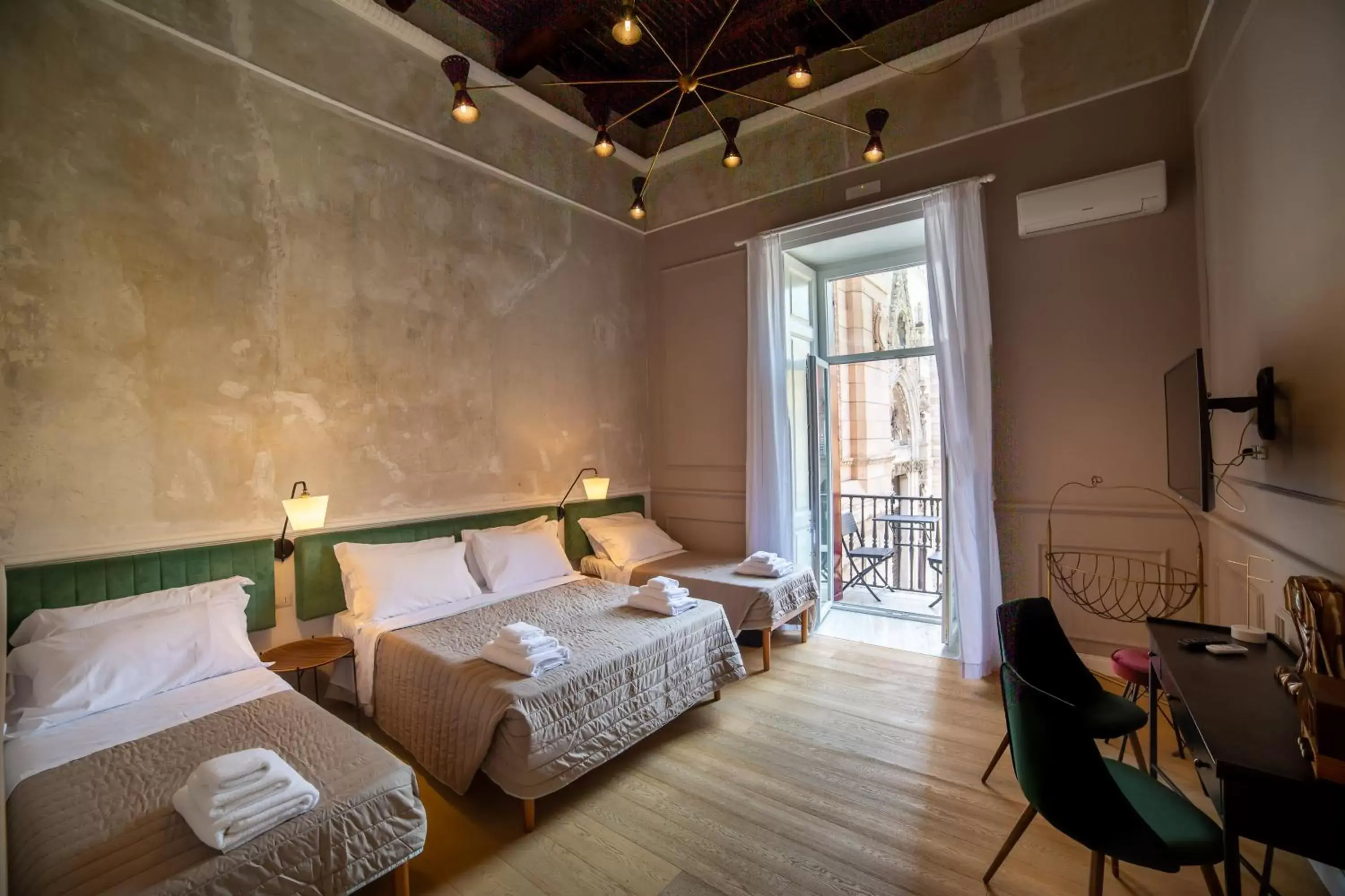 Deluxe Queen Suite in The Duomo House by House In Naples Deluxe Queen Suite in The Duomo House by House In Naples