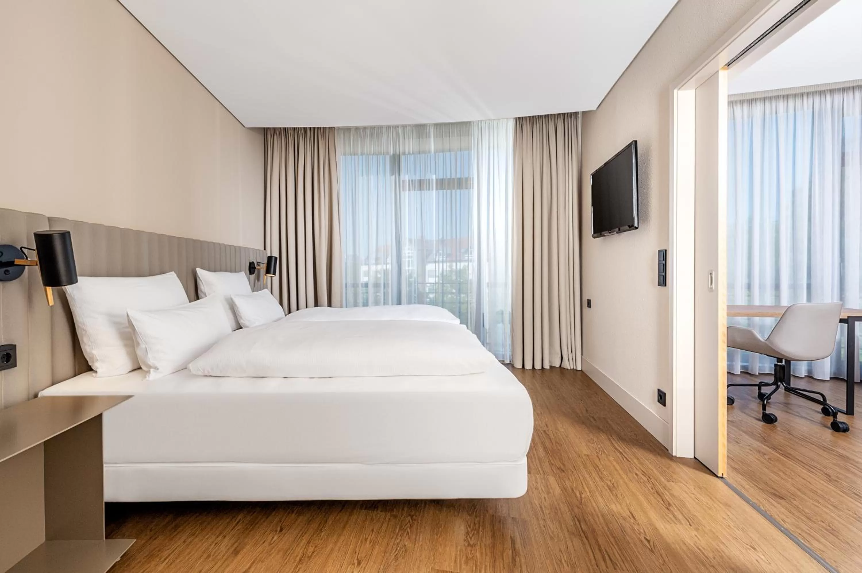 Photo of the whole room, Bed in NH München Unterhaching