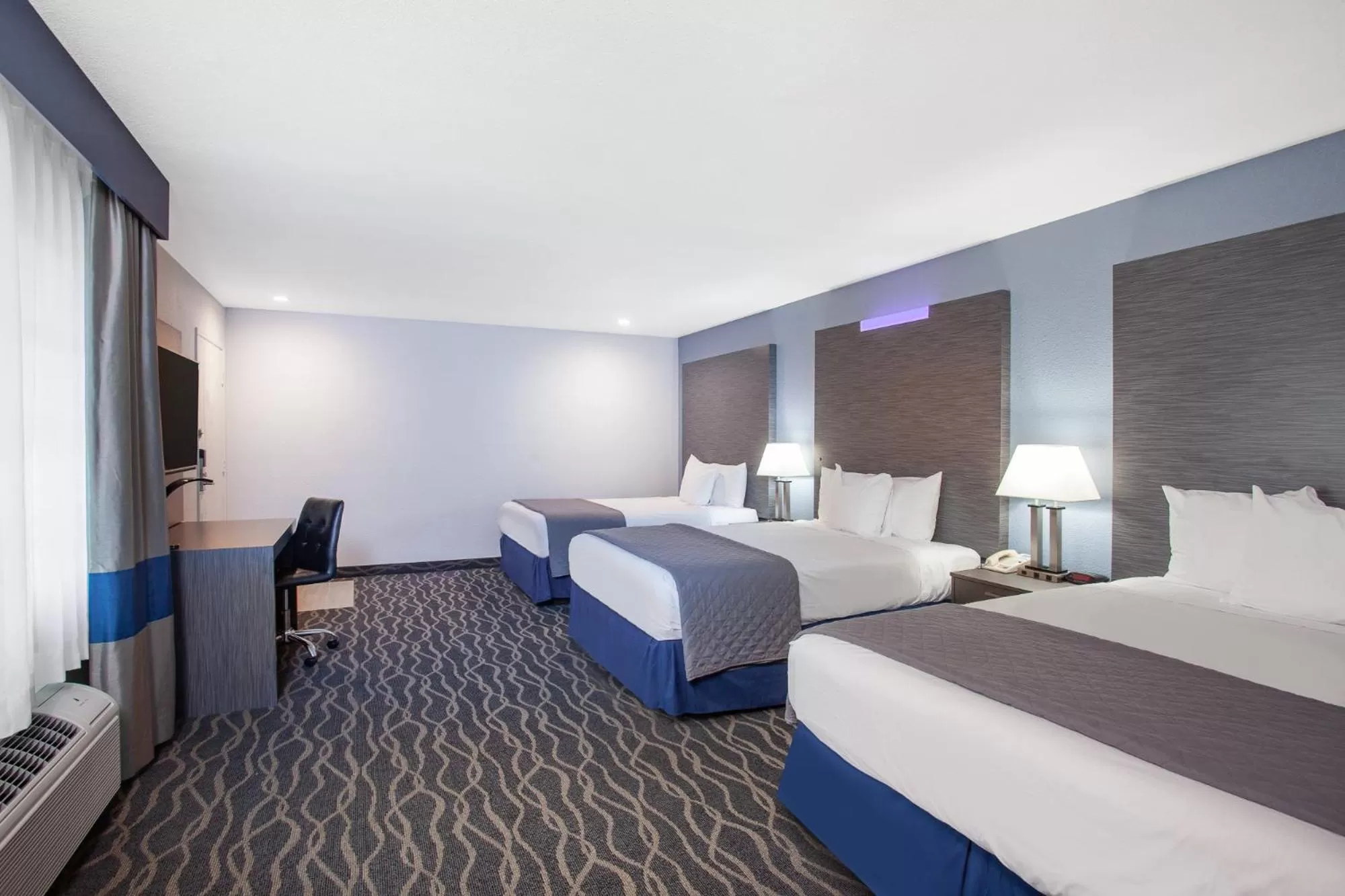 Bed in Travelodge Inn & Suites by Wyndham Anaheim on Disneyland Dr
