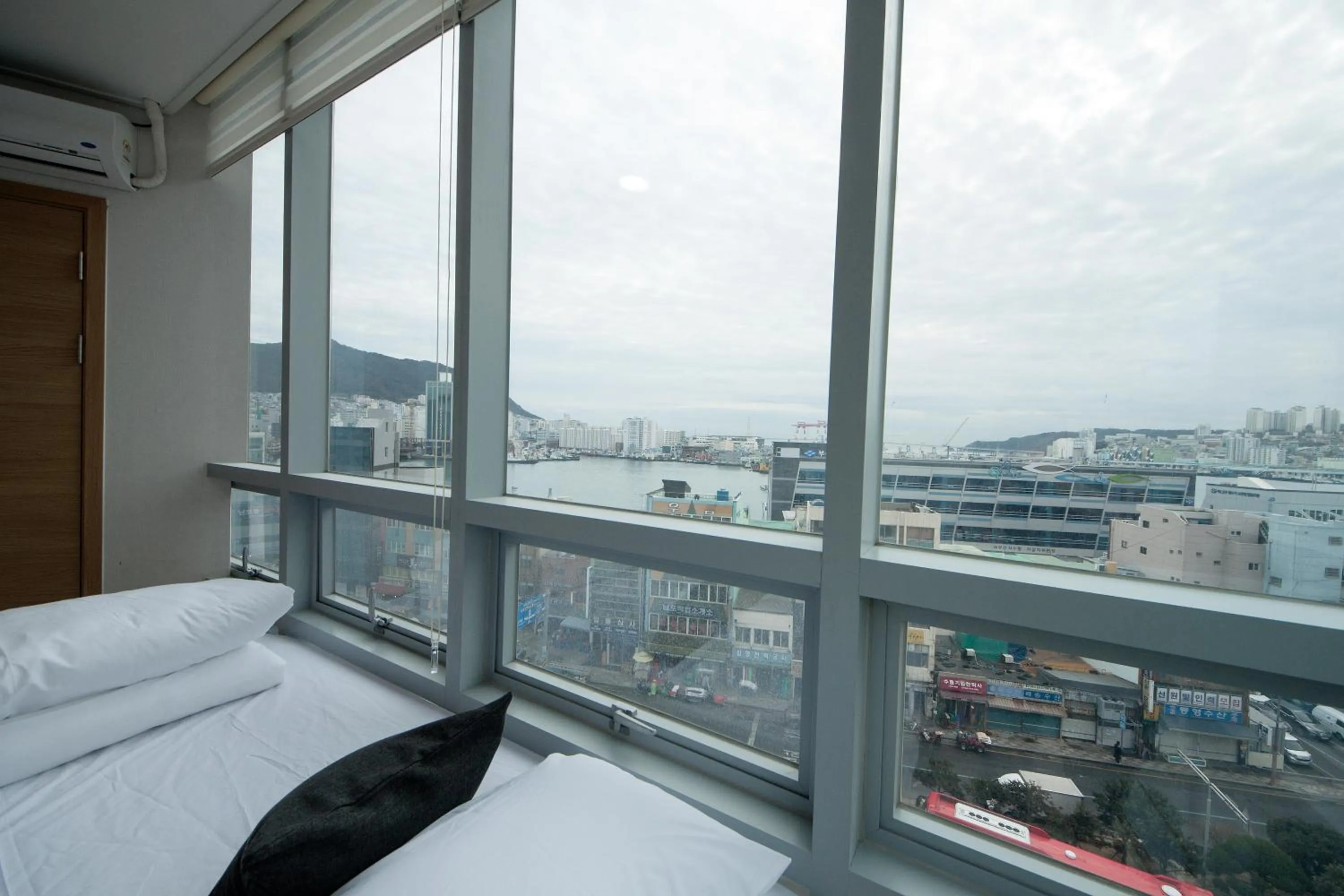 Bedroom, Bed in K-Guesthouse Premium Nampo 1