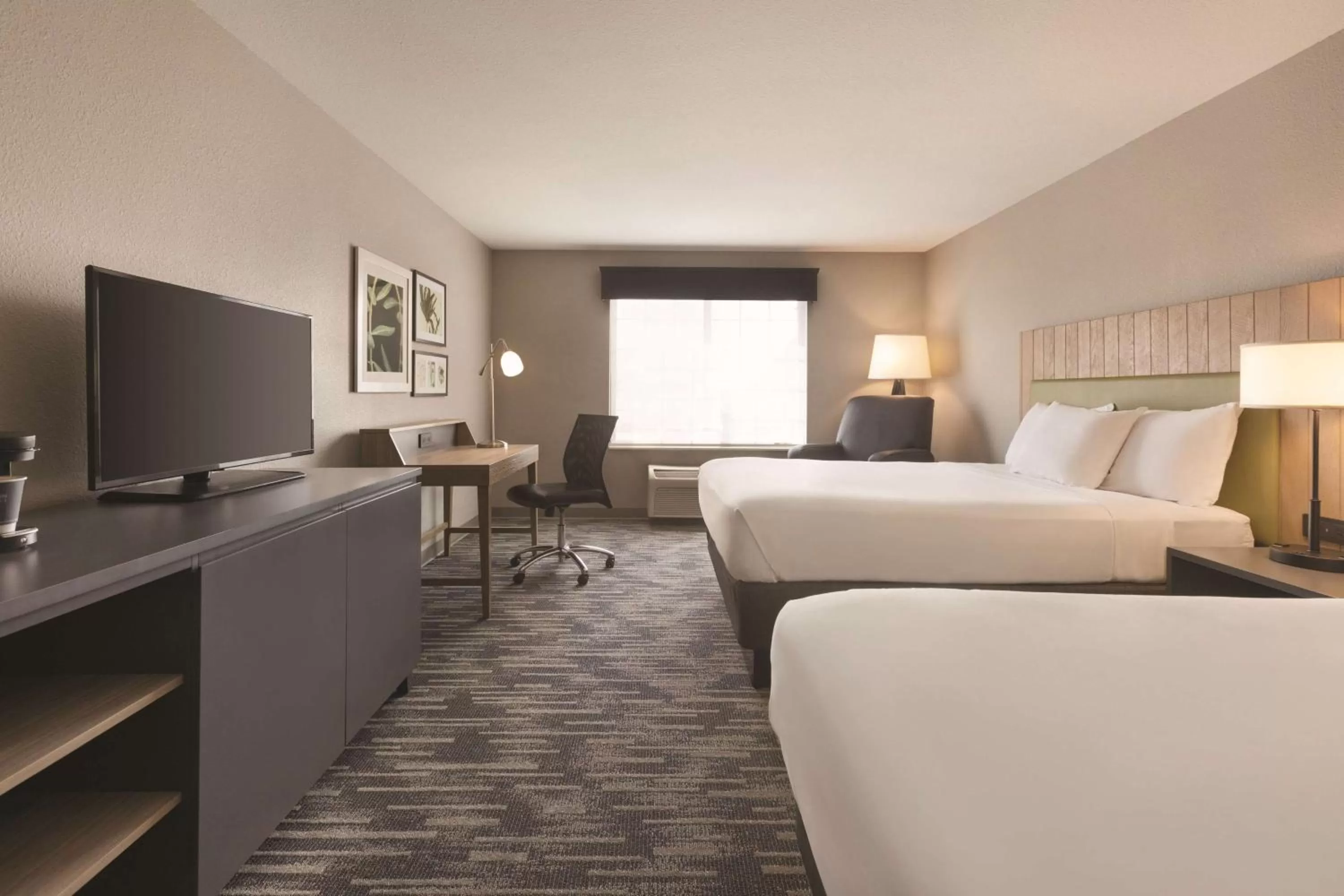 Standard Queen Room with Two Queen Beds in Country Inn & Suites by Radisson, Green Bay North, WI