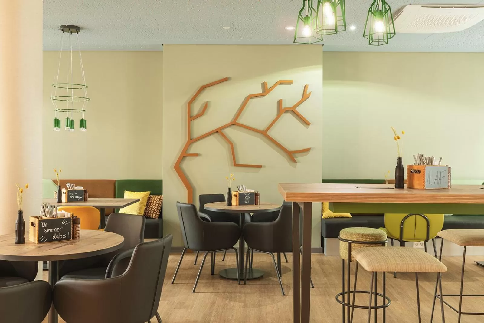 Restaurant/places to eat in Holiday Inn - the niu, Mill Cologne Mülheim by IHG