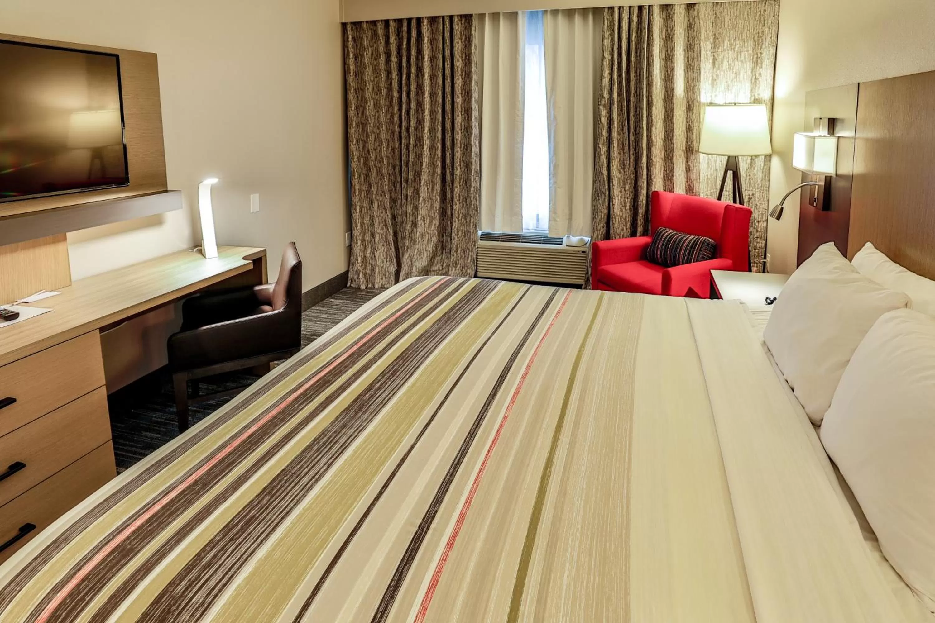 TV and multimedia, Bed in Country Inn & Suites by Radisson Nashville Airport TN