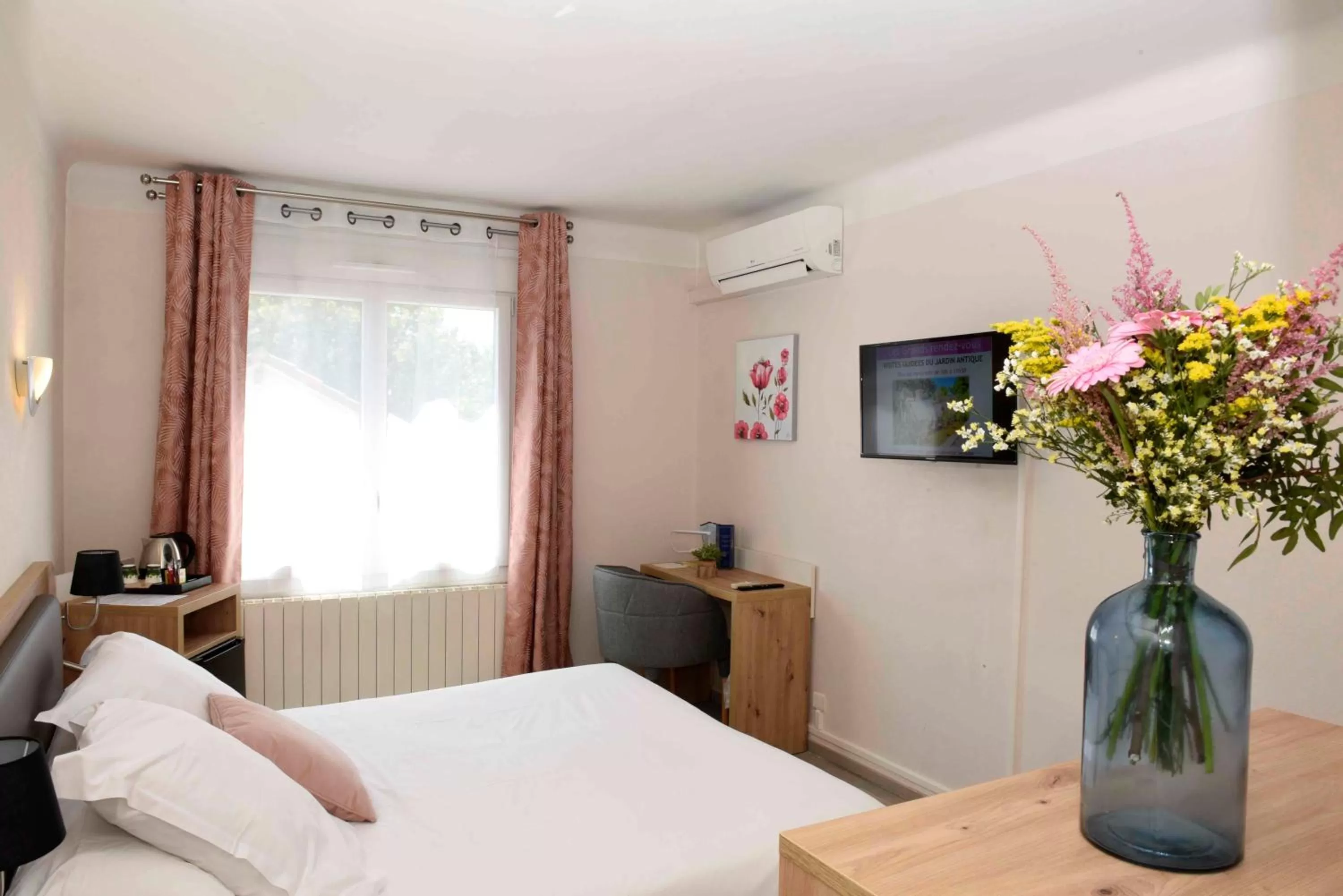 Photo of the whole room in Azur Hôtel