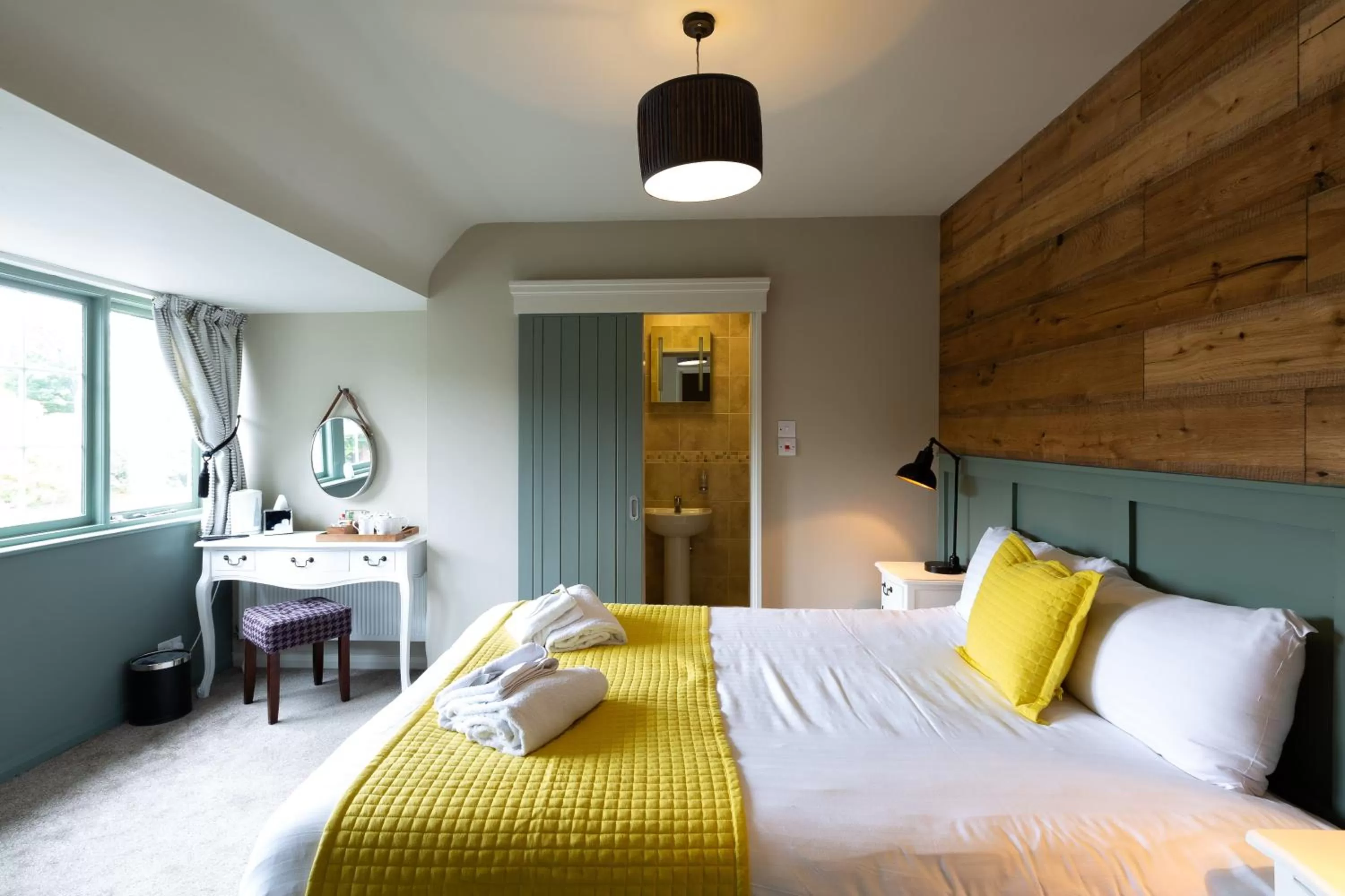 Bedroom, Bed in The Poacher Inn