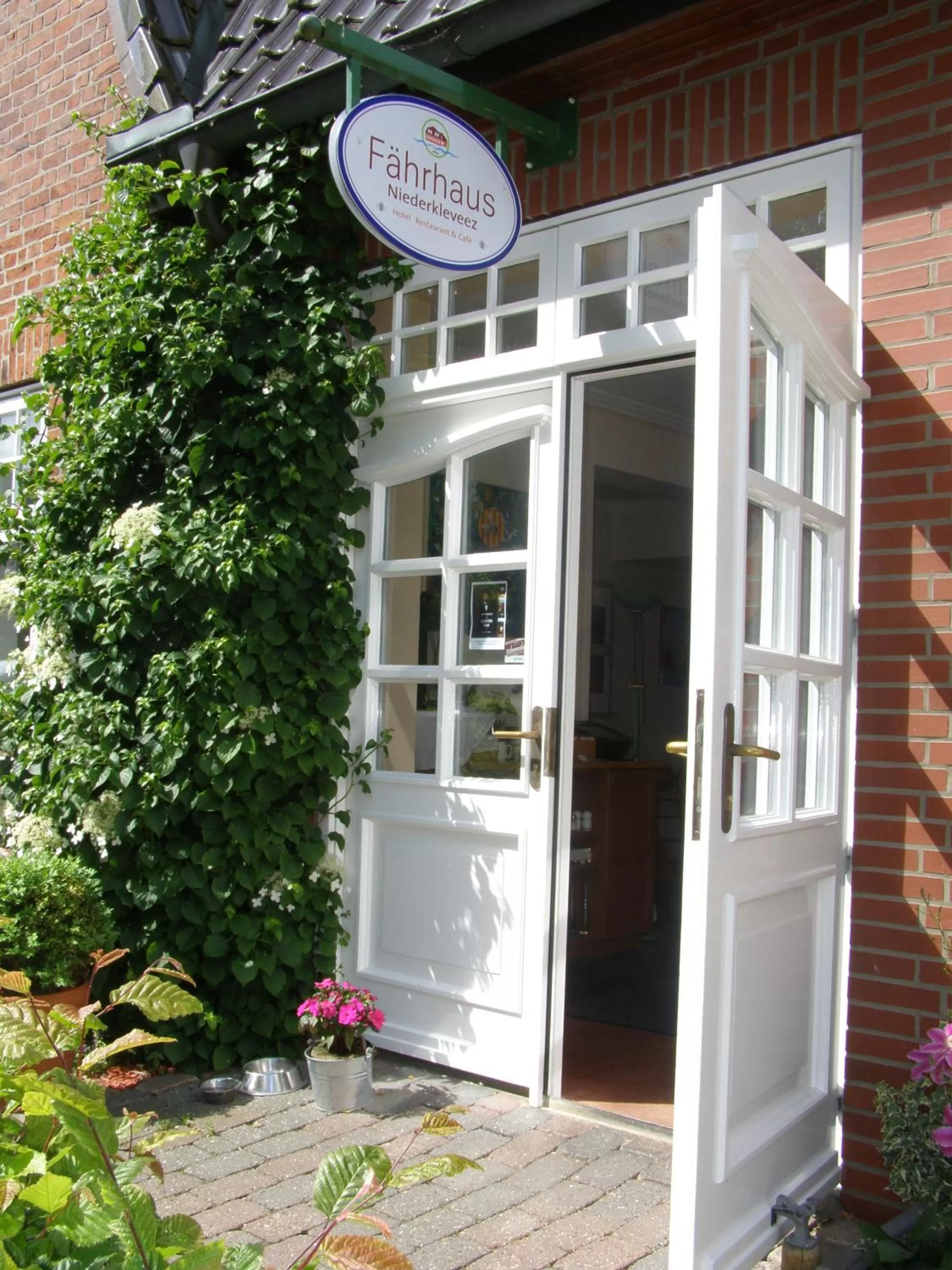 Facade/entrance in Hotel Fährhaus Niederkleveez