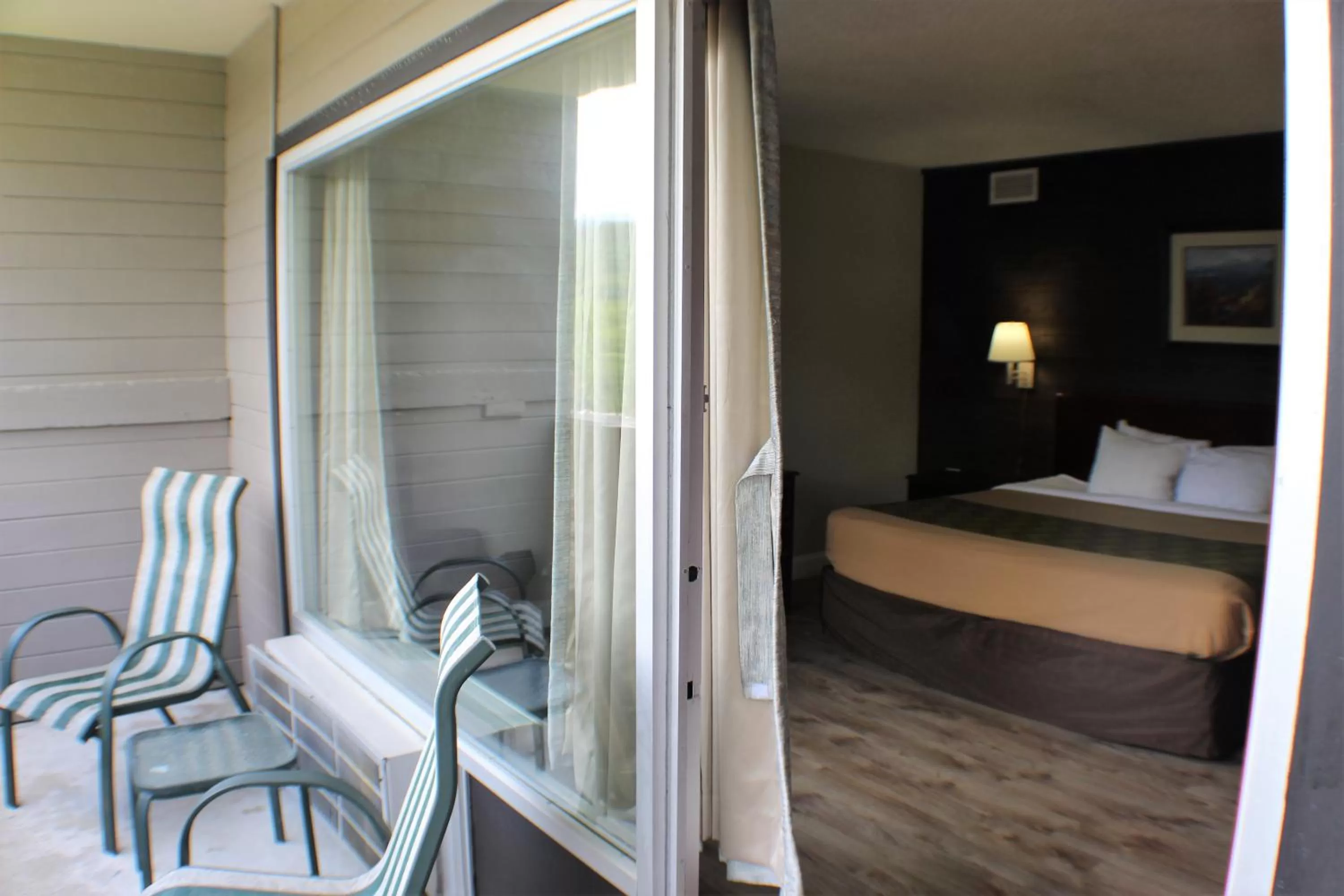 Balcony/Terrace, Bed in Chalet Inn