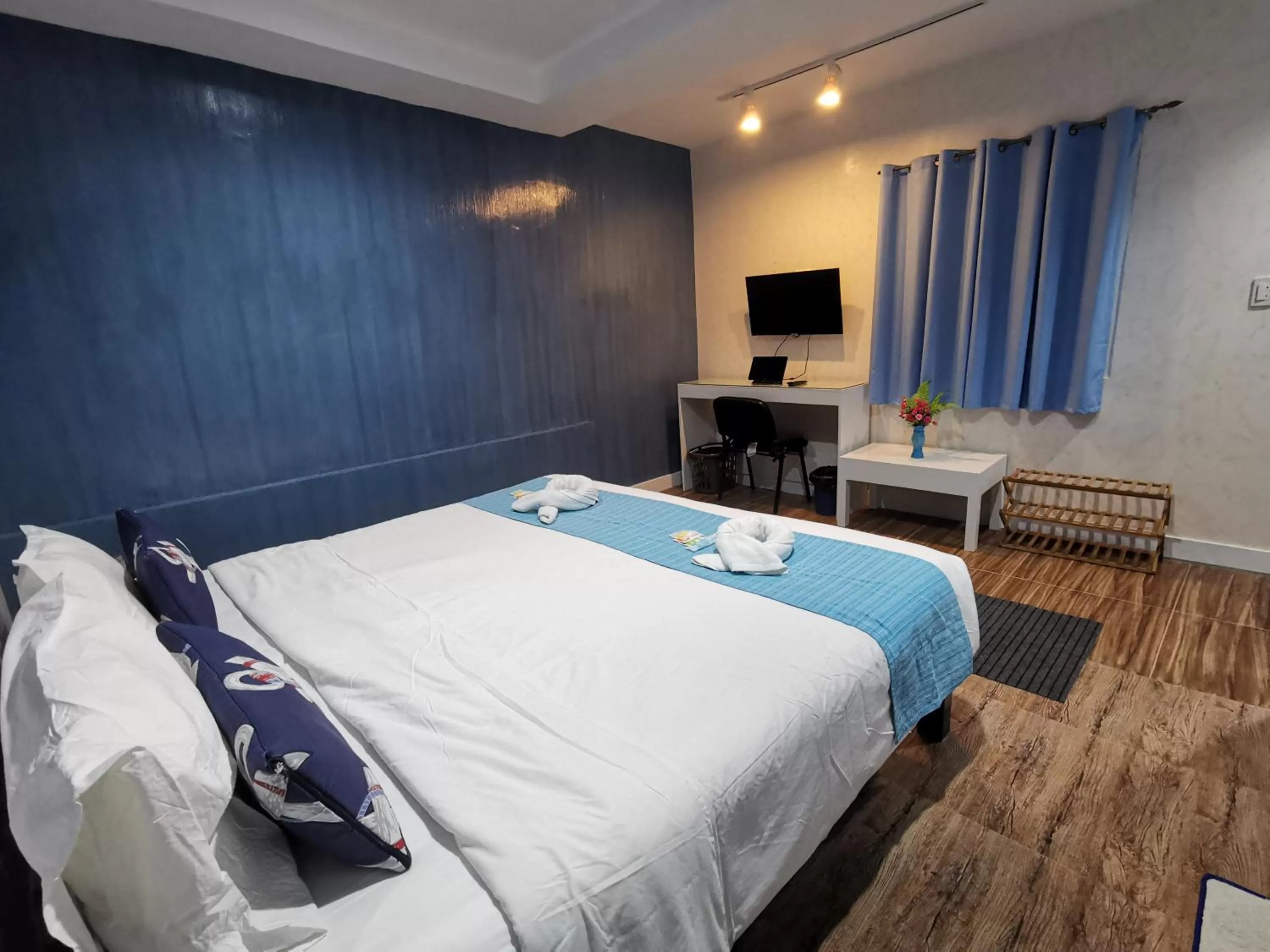 Bed in Pescadores Suites Moalboal