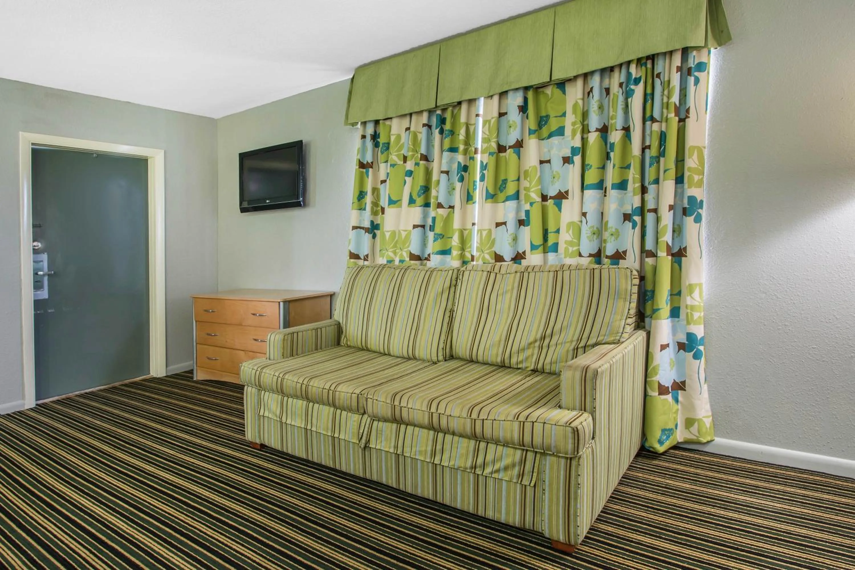 Seating area in Rodeway Inn & Suites Winter Haven Chain of Lakes
