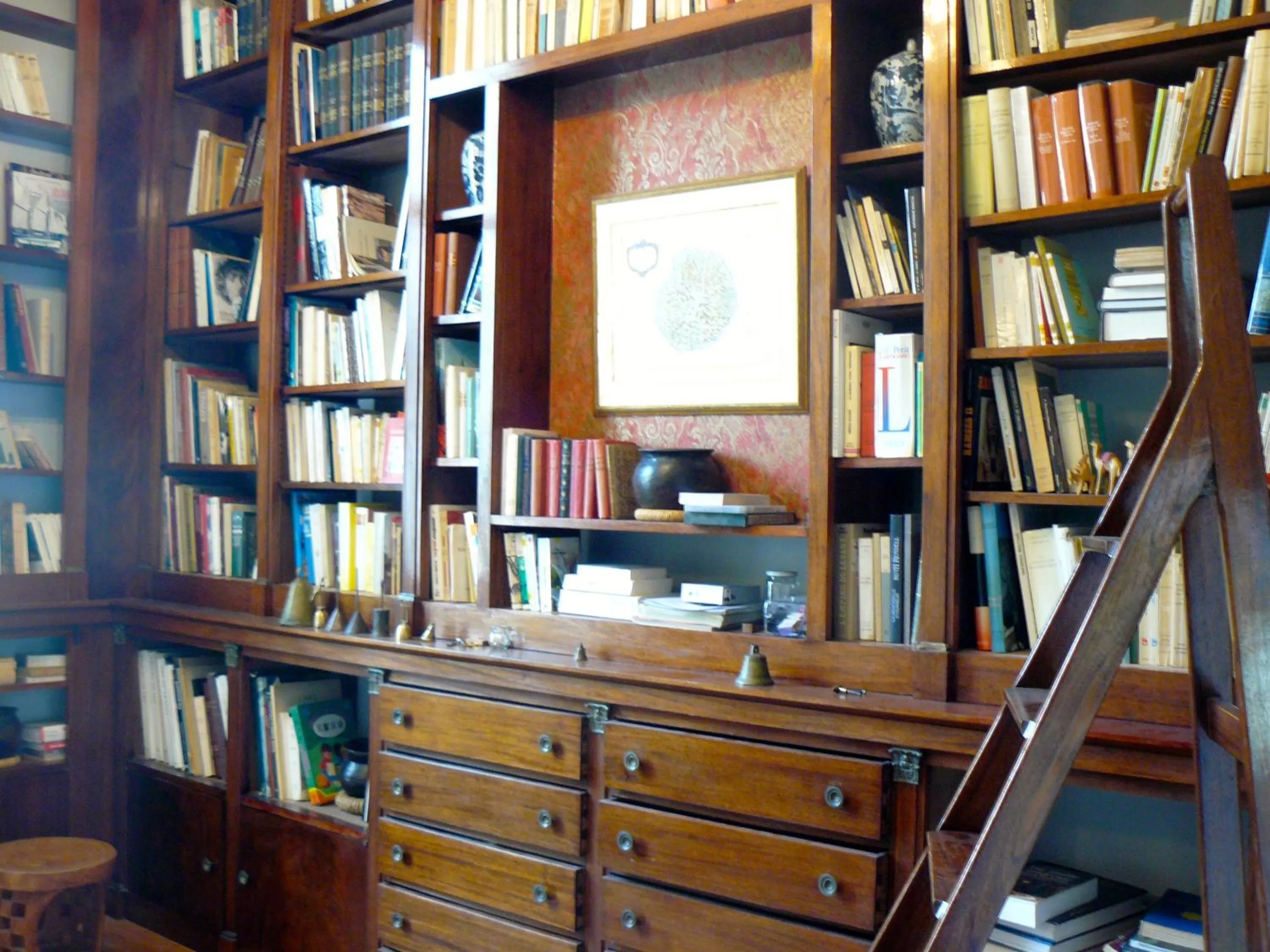 Library in La Maison de Saumur