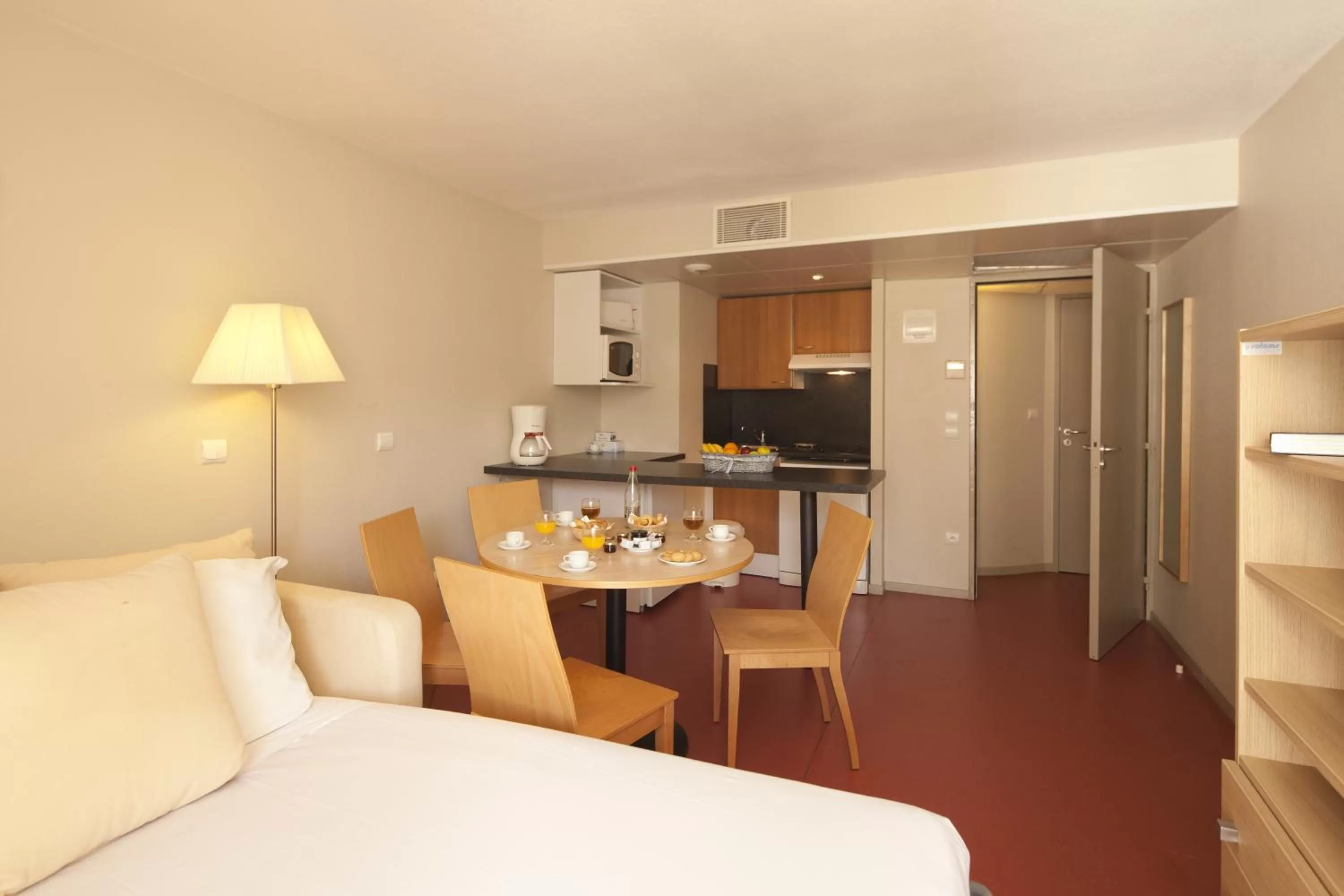 Photo of the whole room in Villa Mariale by Popinns