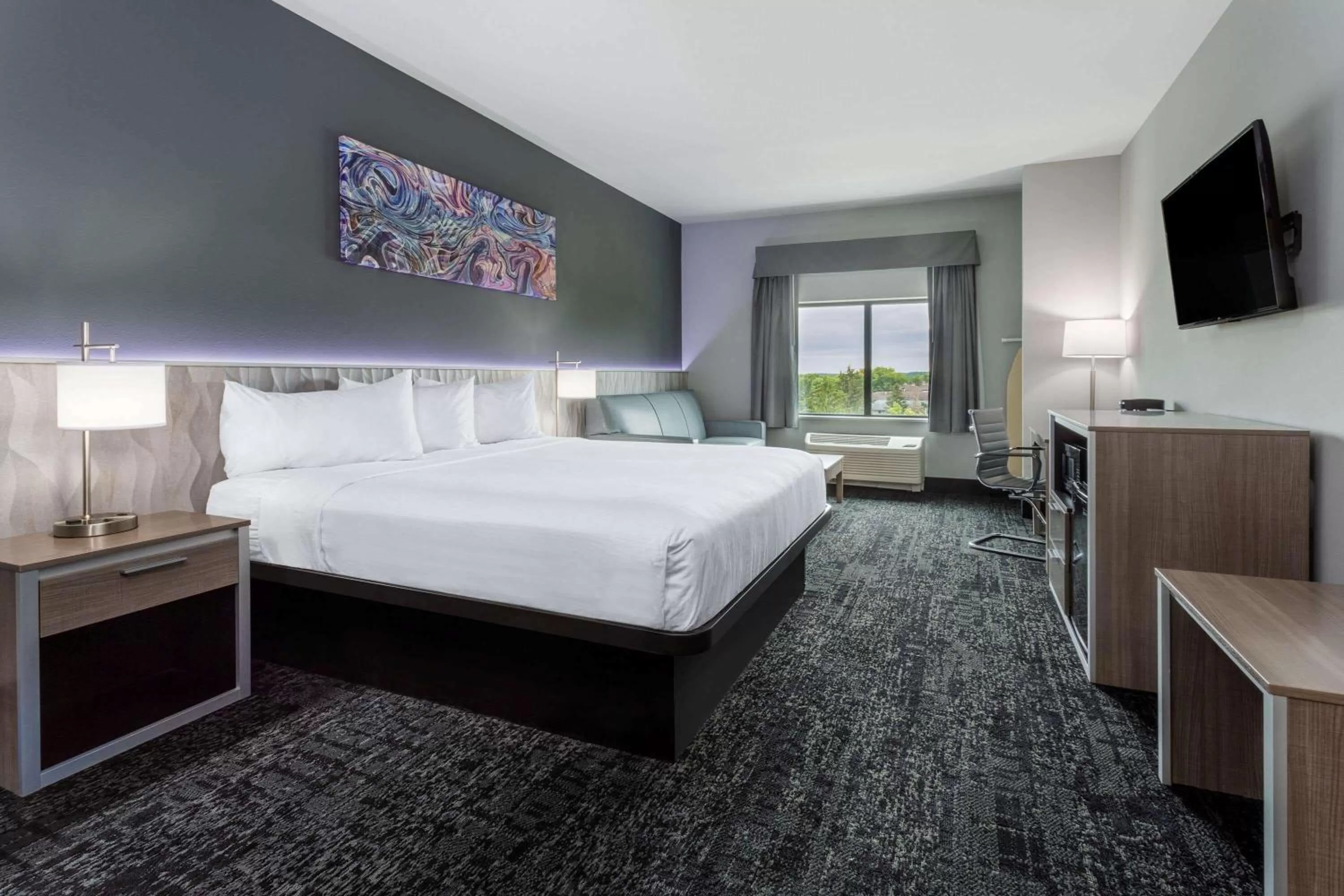 Photo of the whole room, Bed in Baymont by Wyndham Madison