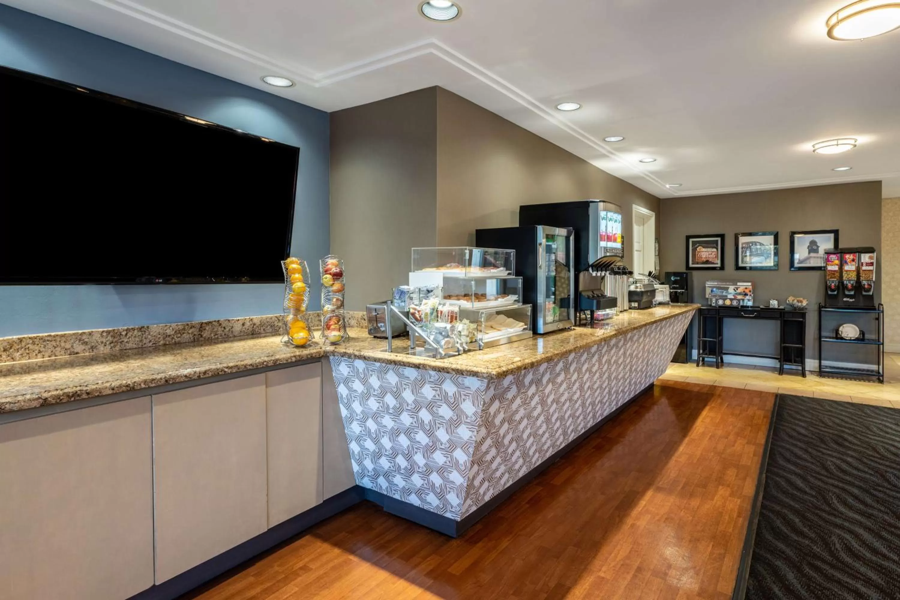 Breakfast in SureStay Plus Hotel by Best Western Mountain View