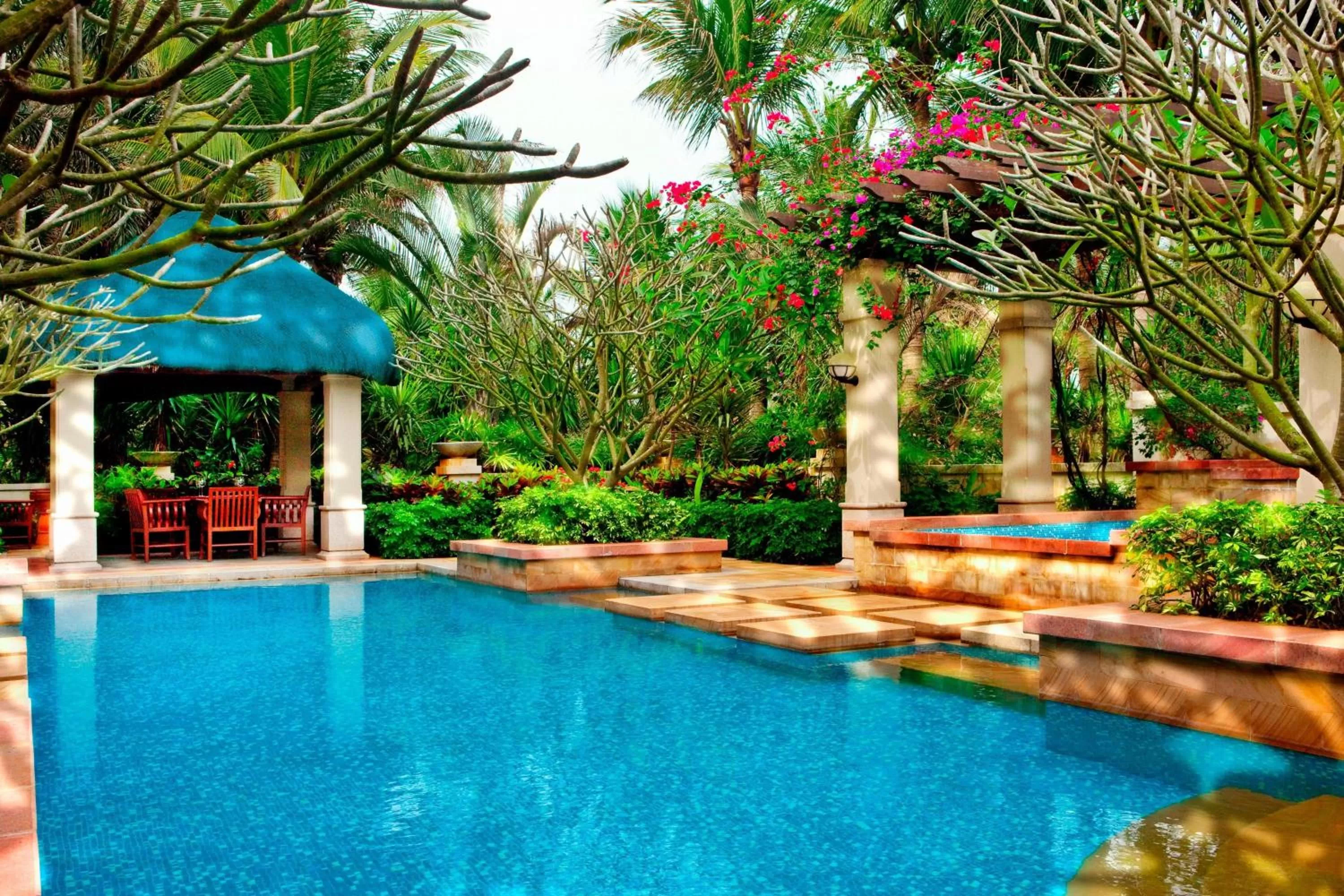 Swimming pool in Sheraton Haikou Hotel