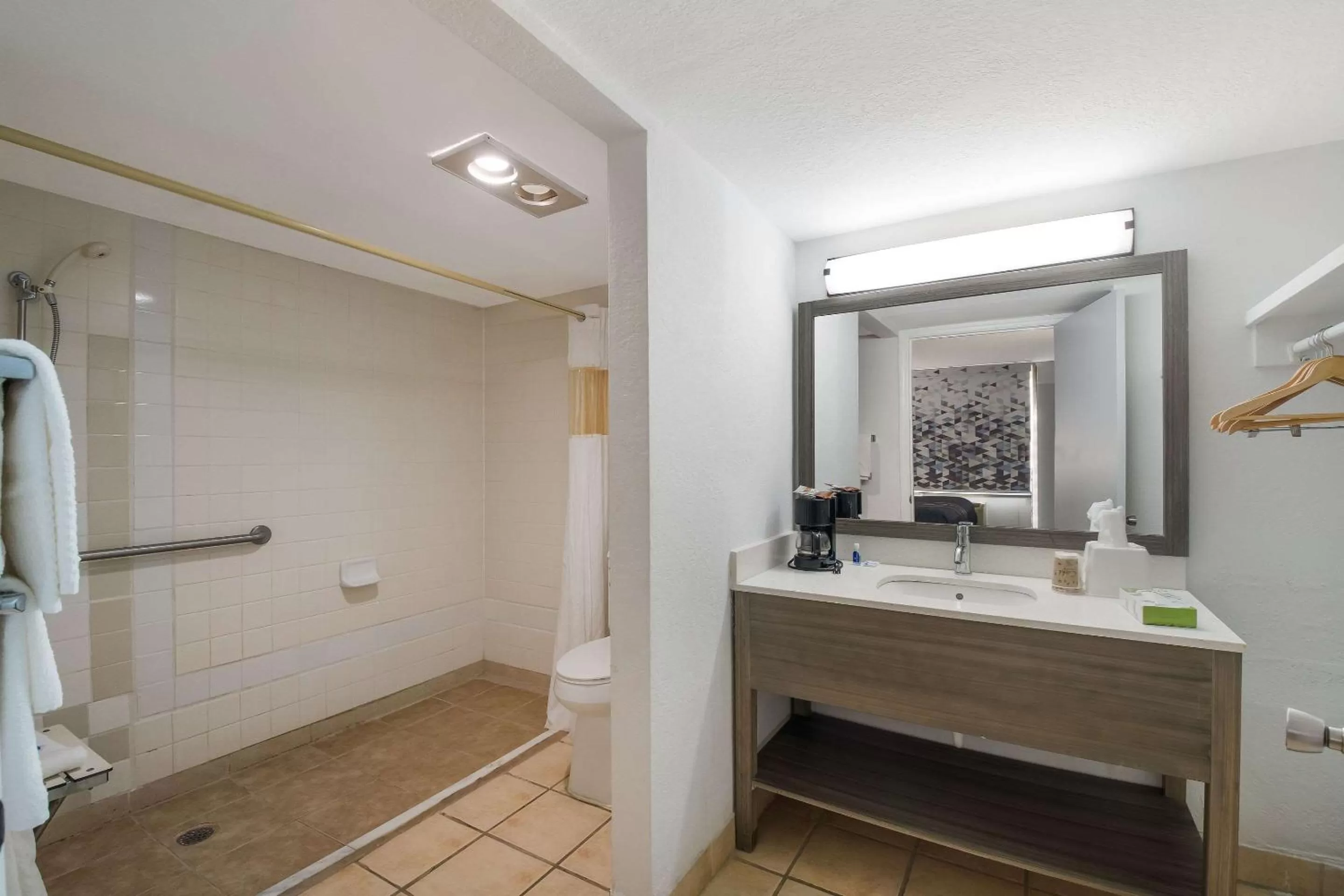 Bedroom in Rodeway Inn Cleveland TN I-75