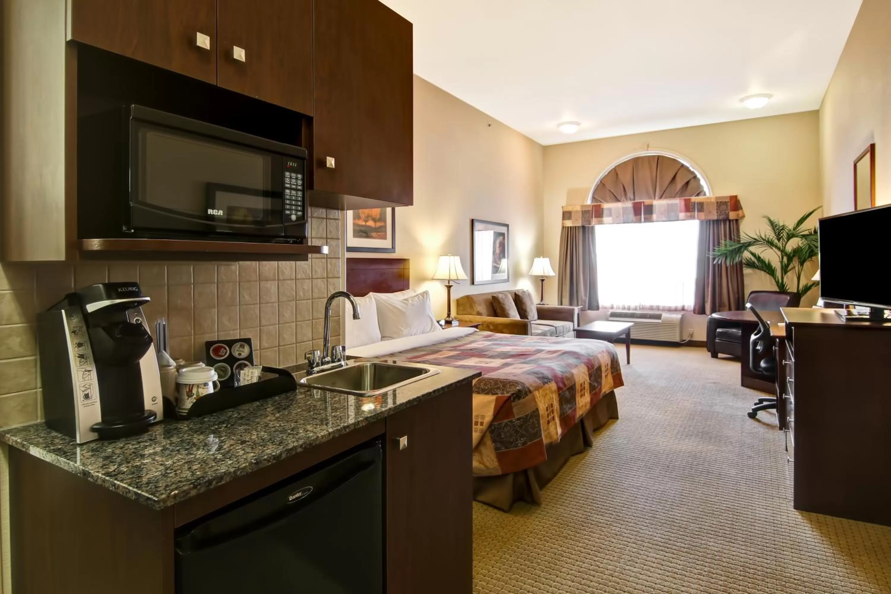 Photo of the whole room, Bed in Canalta Camrose