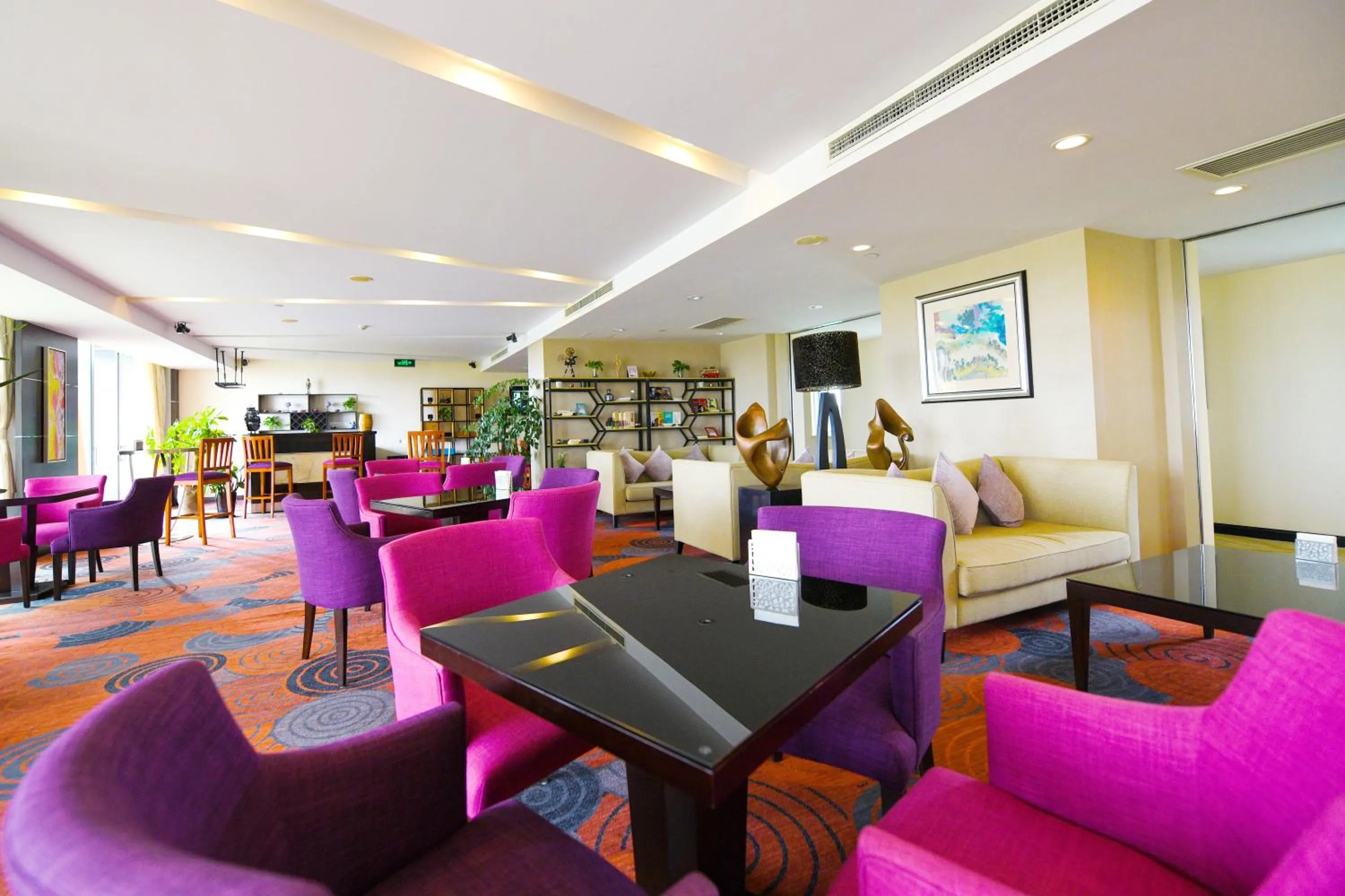 Lounge or bar in Crowne Plaza Shanghai Xiayang Lake by IHG