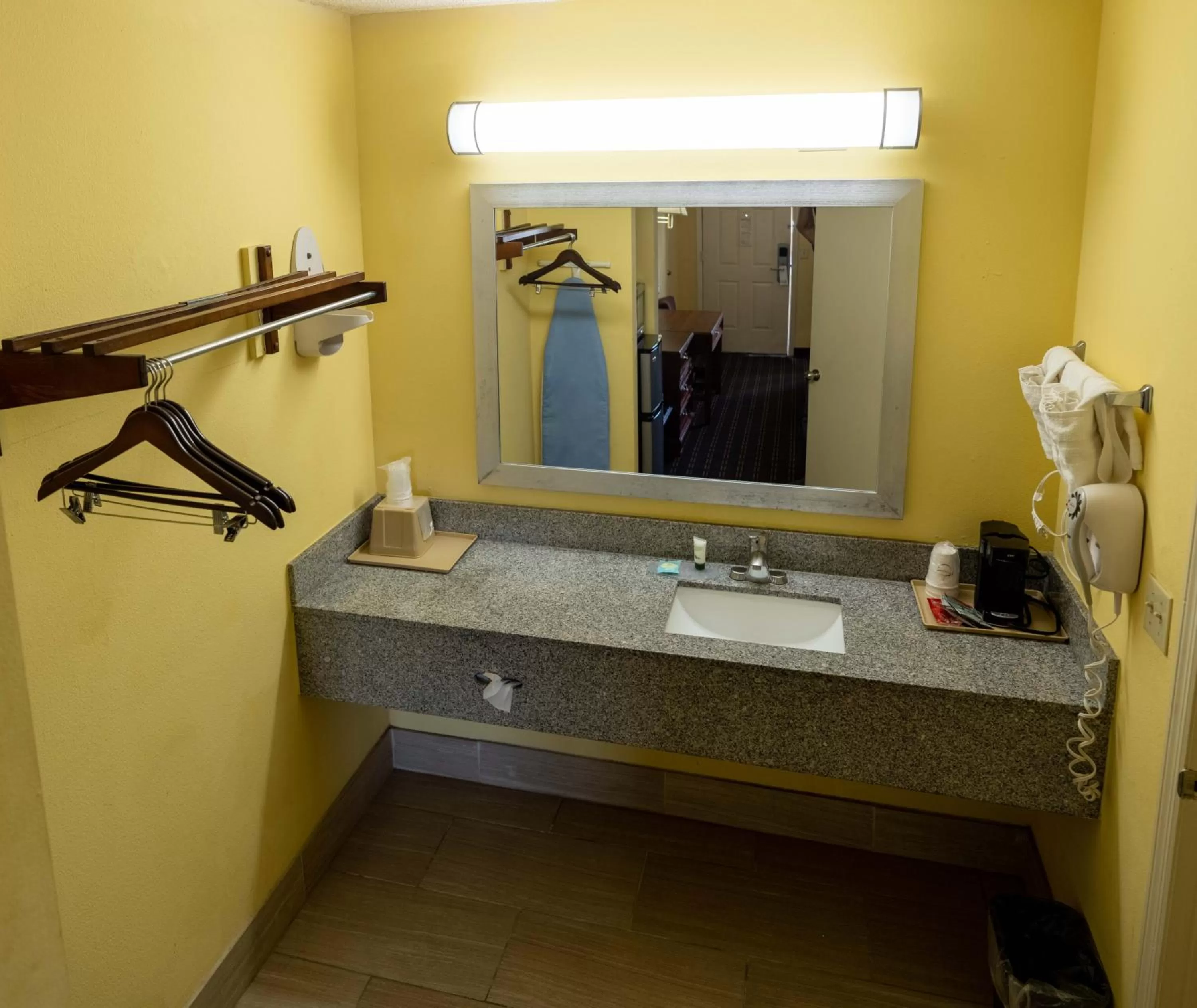 Bathroom in Loyalty Inn Hawkinsville