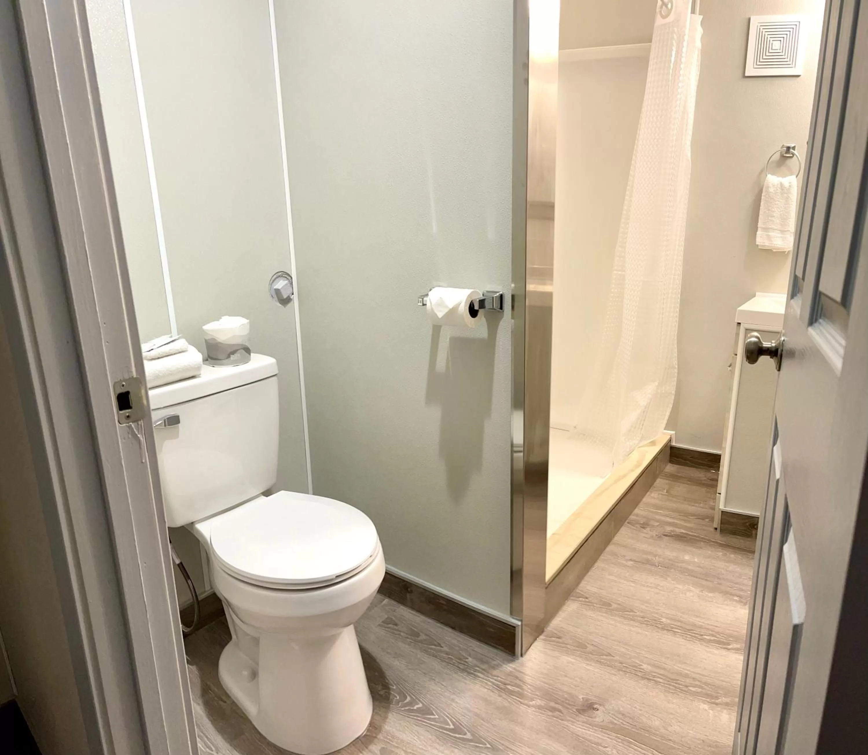 Shower in Emerald Best Motel