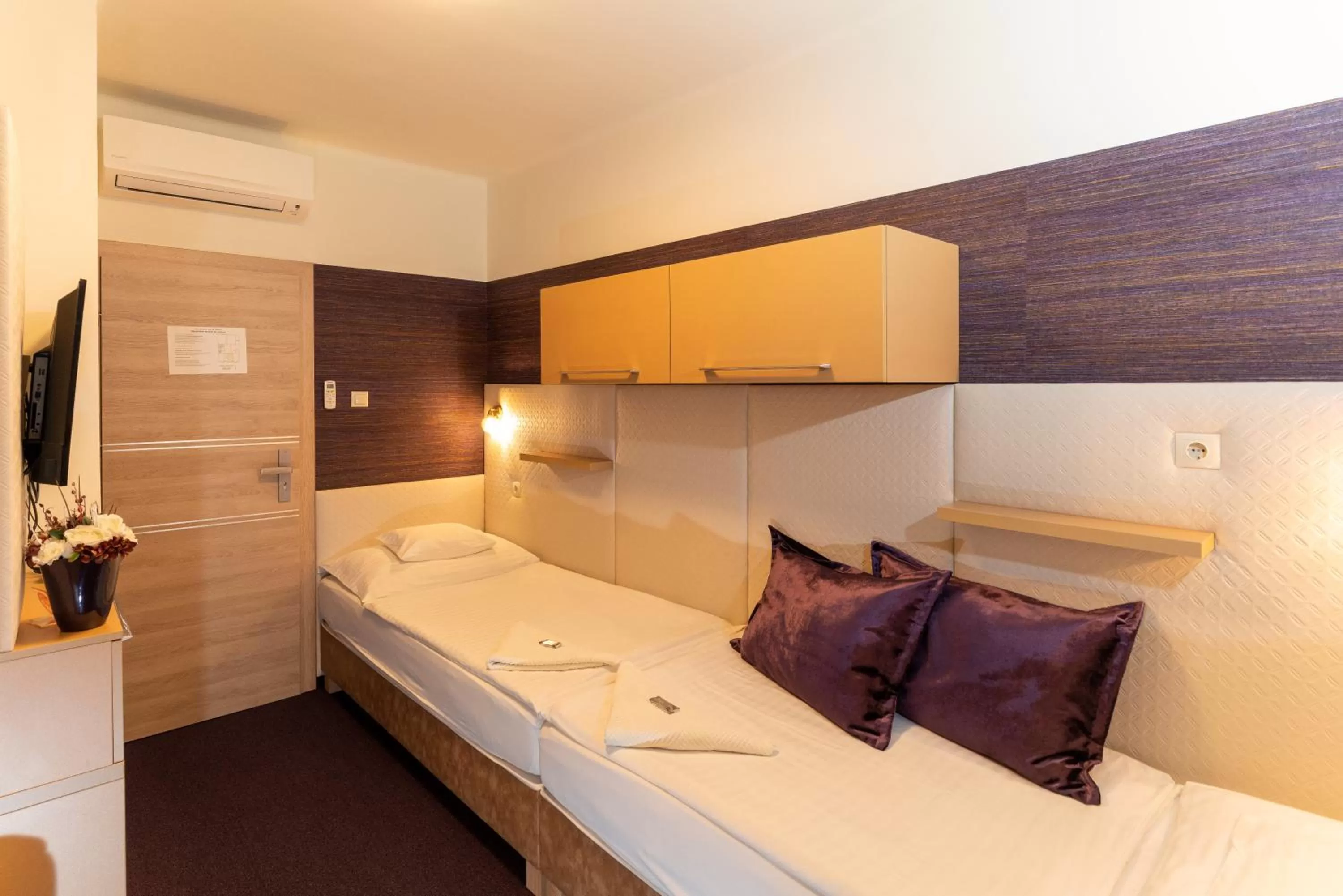 Photo of the whole room, Bed in Teátrum Boutique Hotel