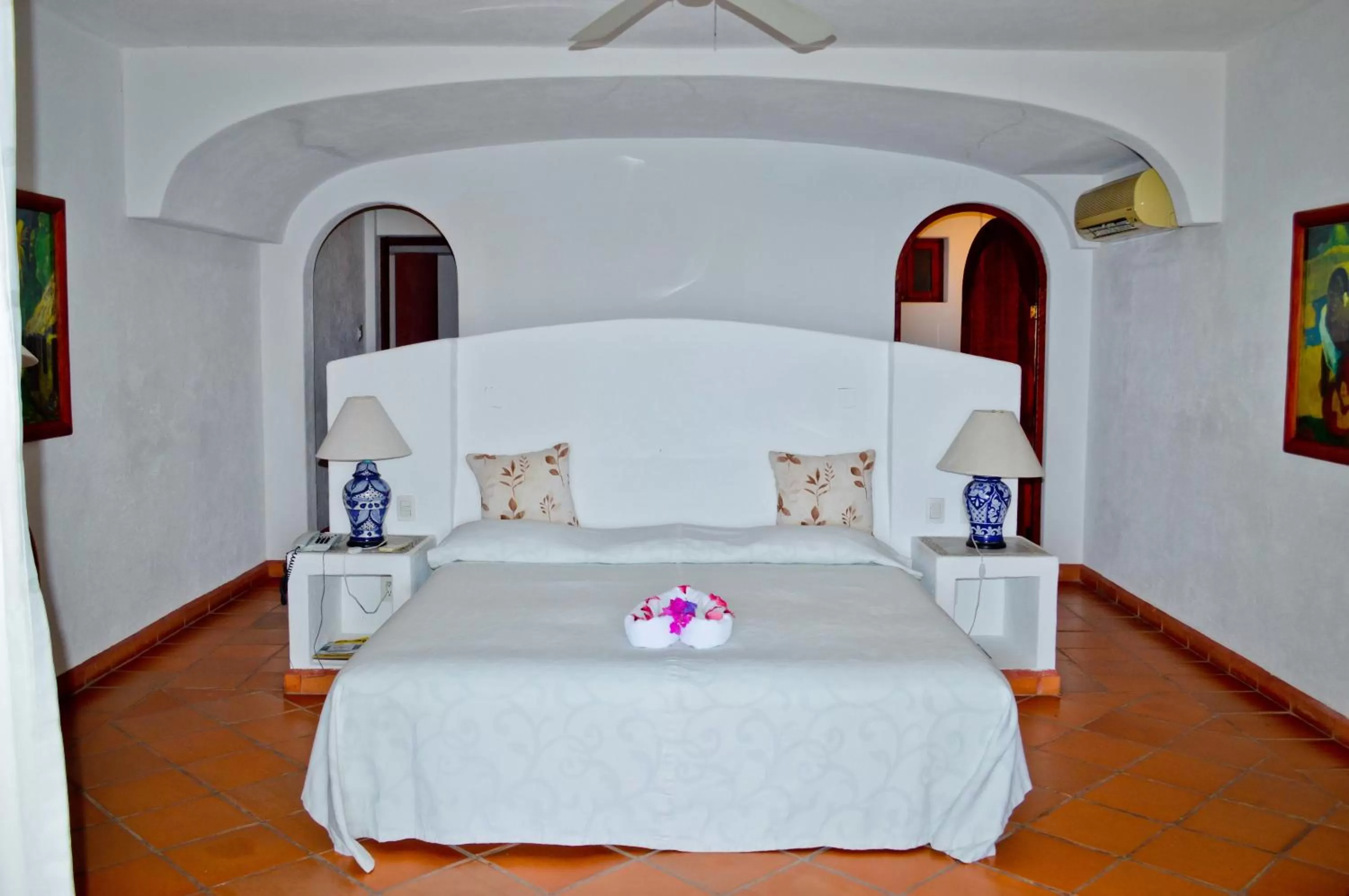 Bed in Hotel Catalina Beach Resort