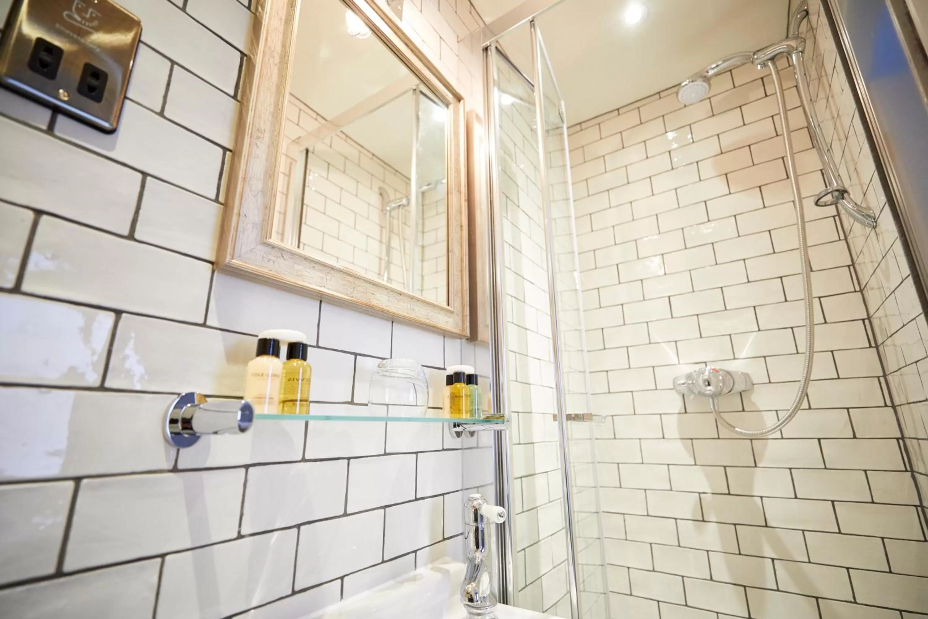 Bathroom in Wykeham Arms