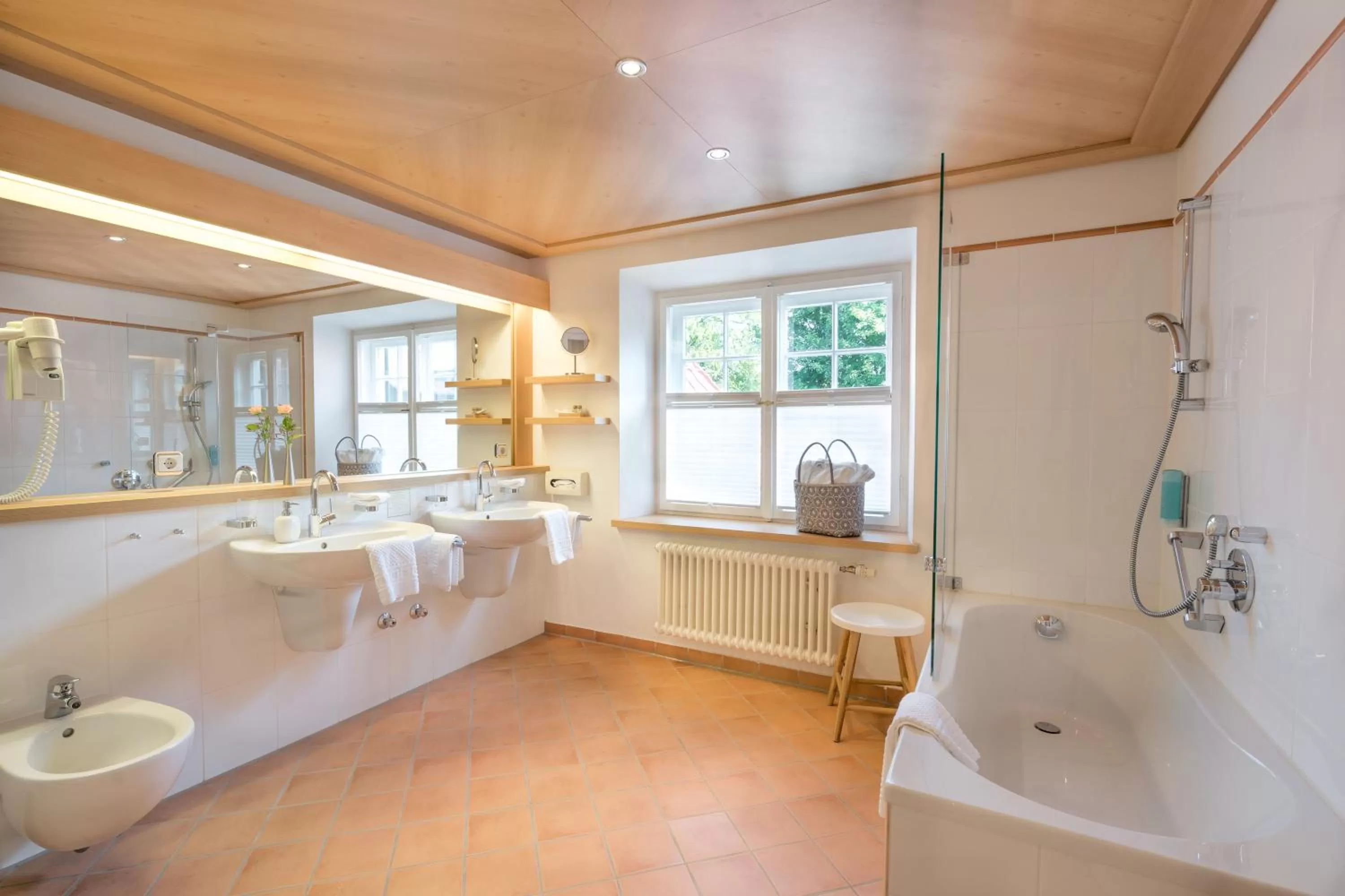 Bathroom in Geldernhaus Hotel garni