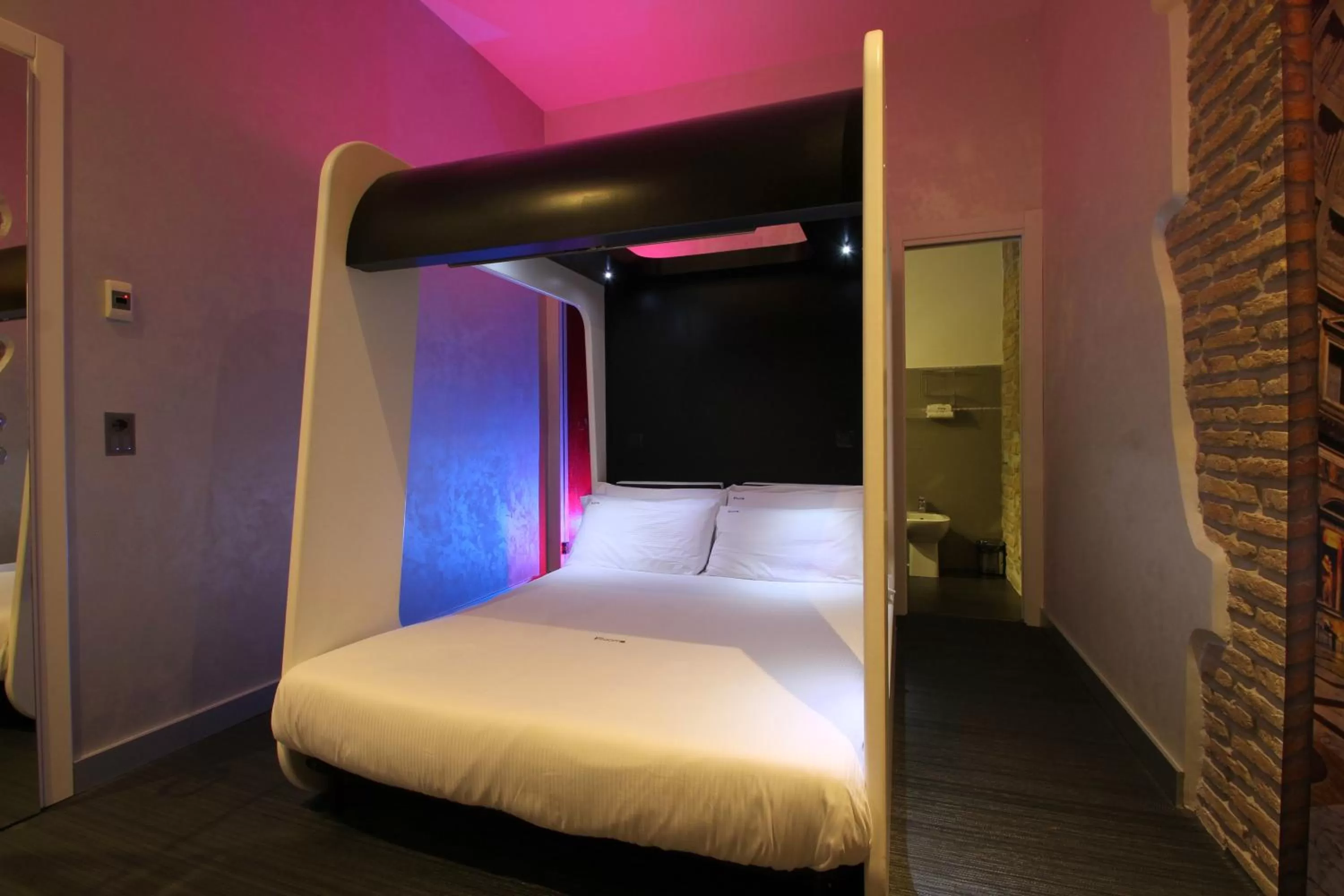 Photo of the whole room, Bed in iRooms Pantheon