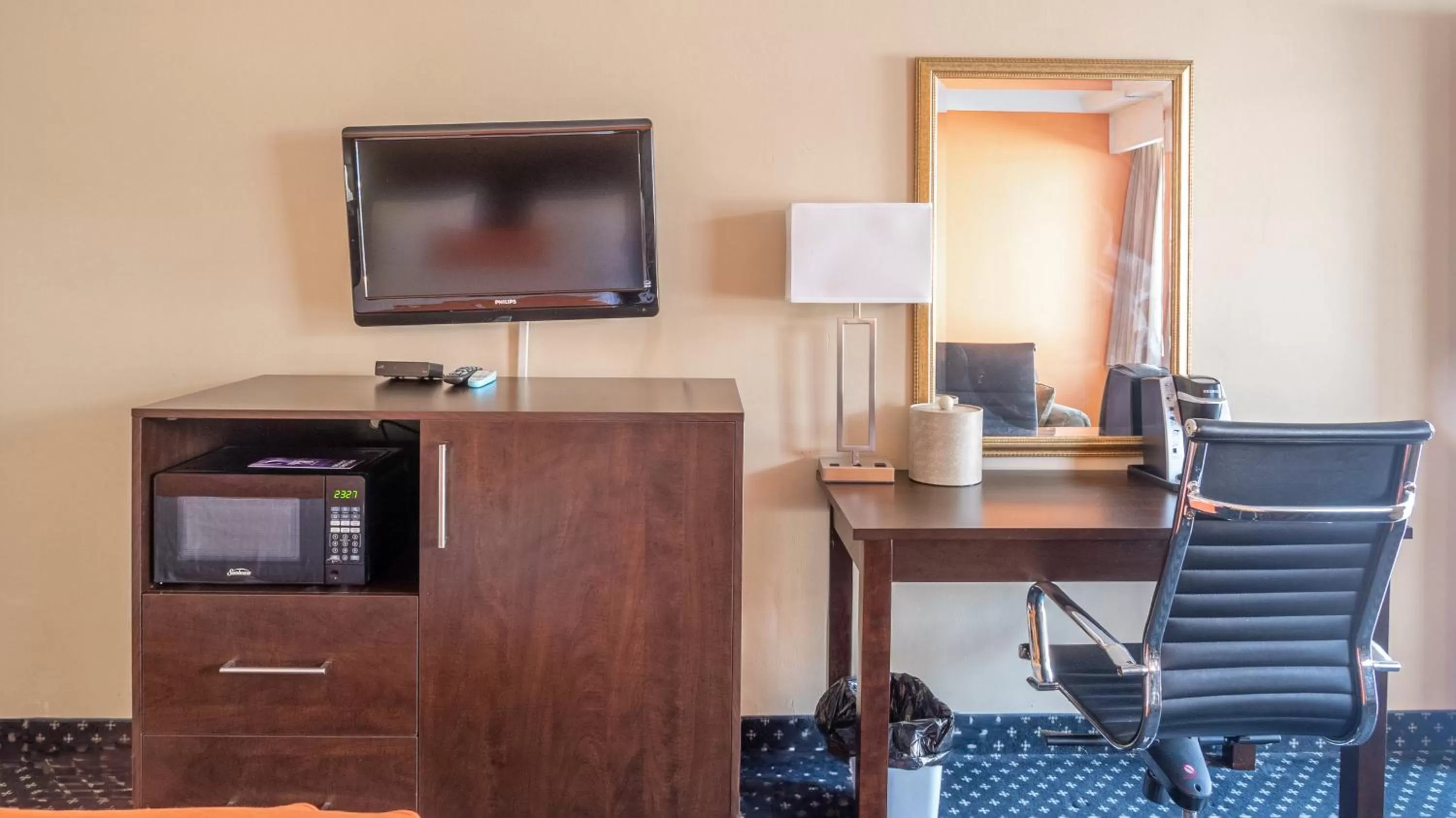 TV and multimedia in Knights Inn North Bay