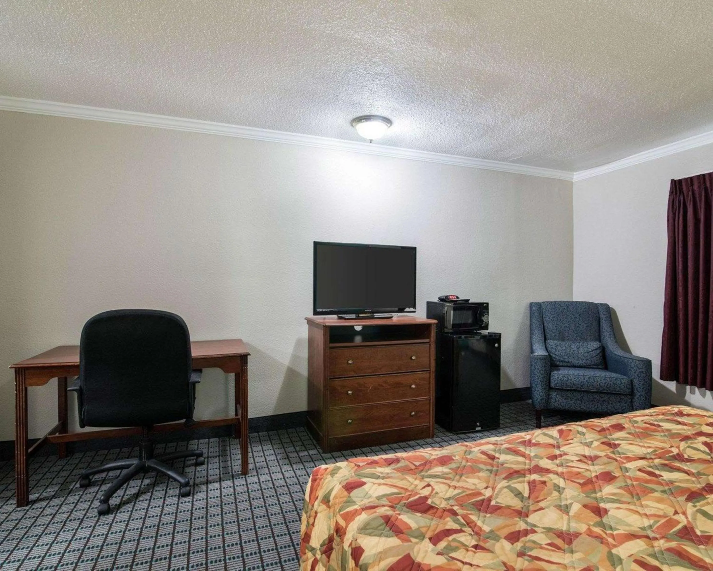 Photo of the whole room, Bed in Rodeway Inn Syracuse Carrier Circle