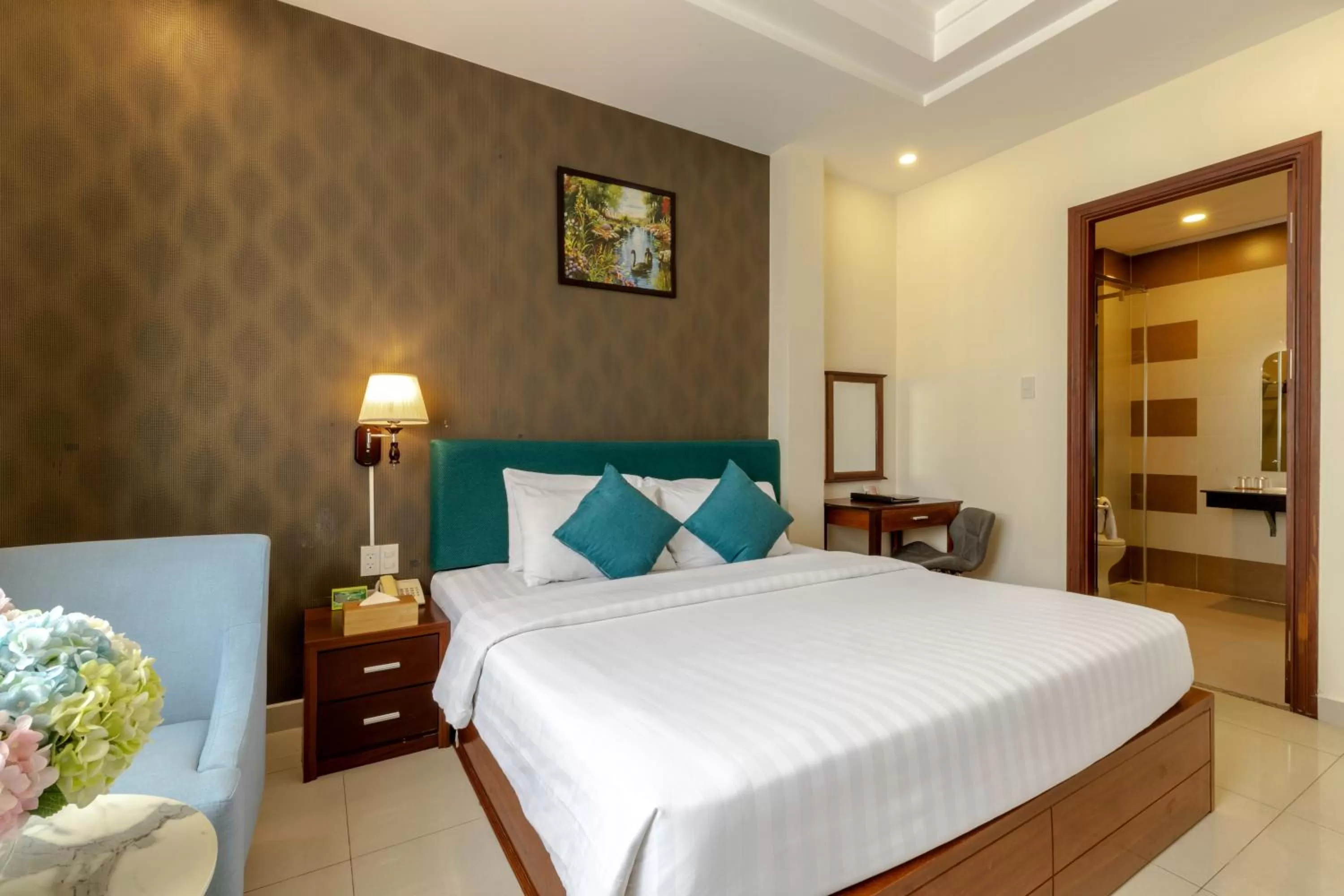 Bed in Airport Saigon Hotel - Gần ẩm thực đêm chợ Phạm Văn Hai