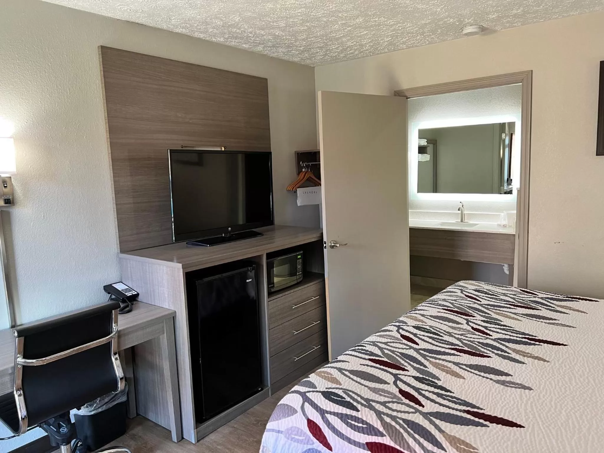 Photo of the whole room, Bed in Red Roof Inn Georgetown, KY