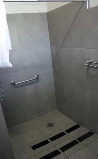 Bathroom in The Plains Motor Inn