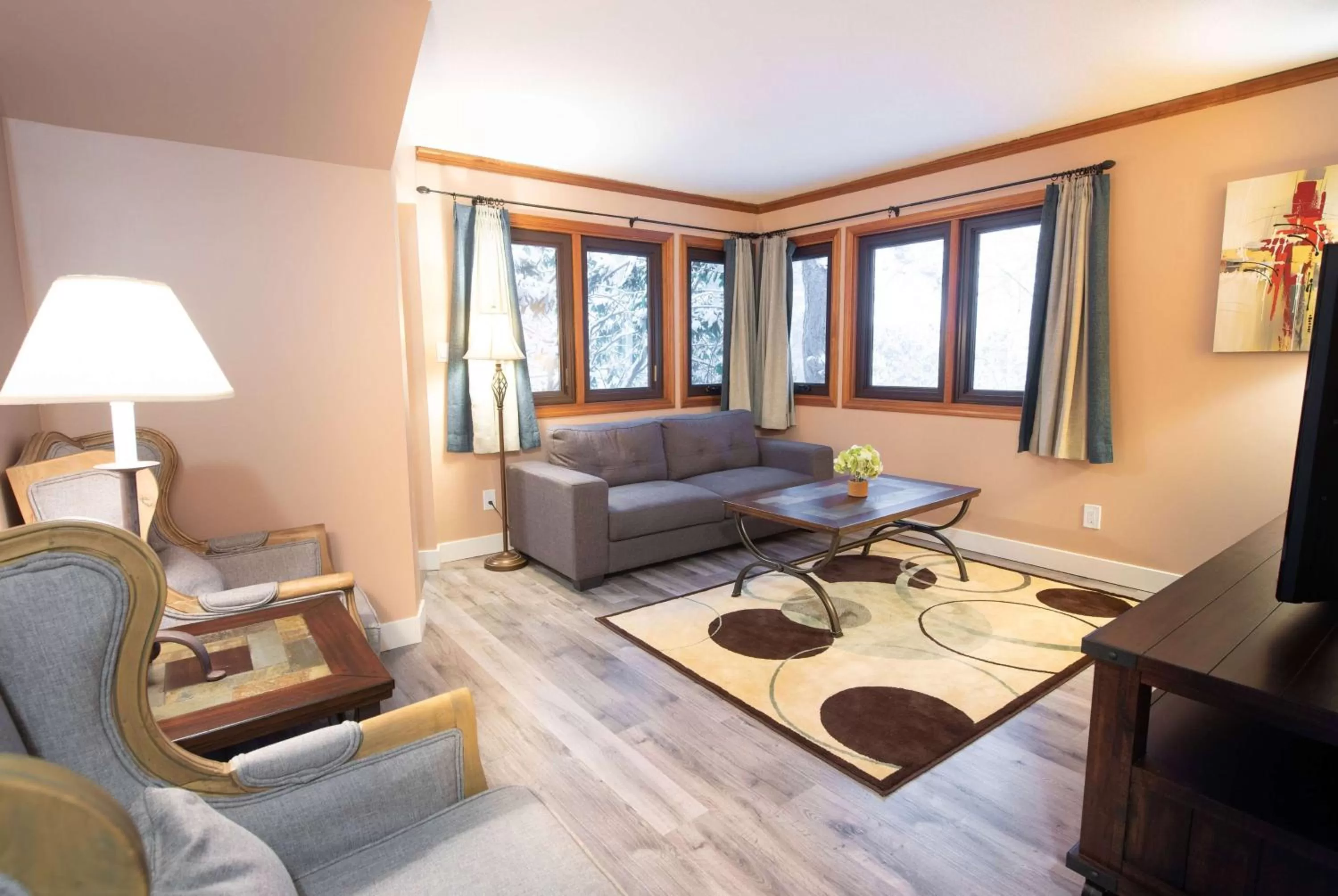 Photo of the whole room in Painter's Lodge, Trademark Collection by Wyndham