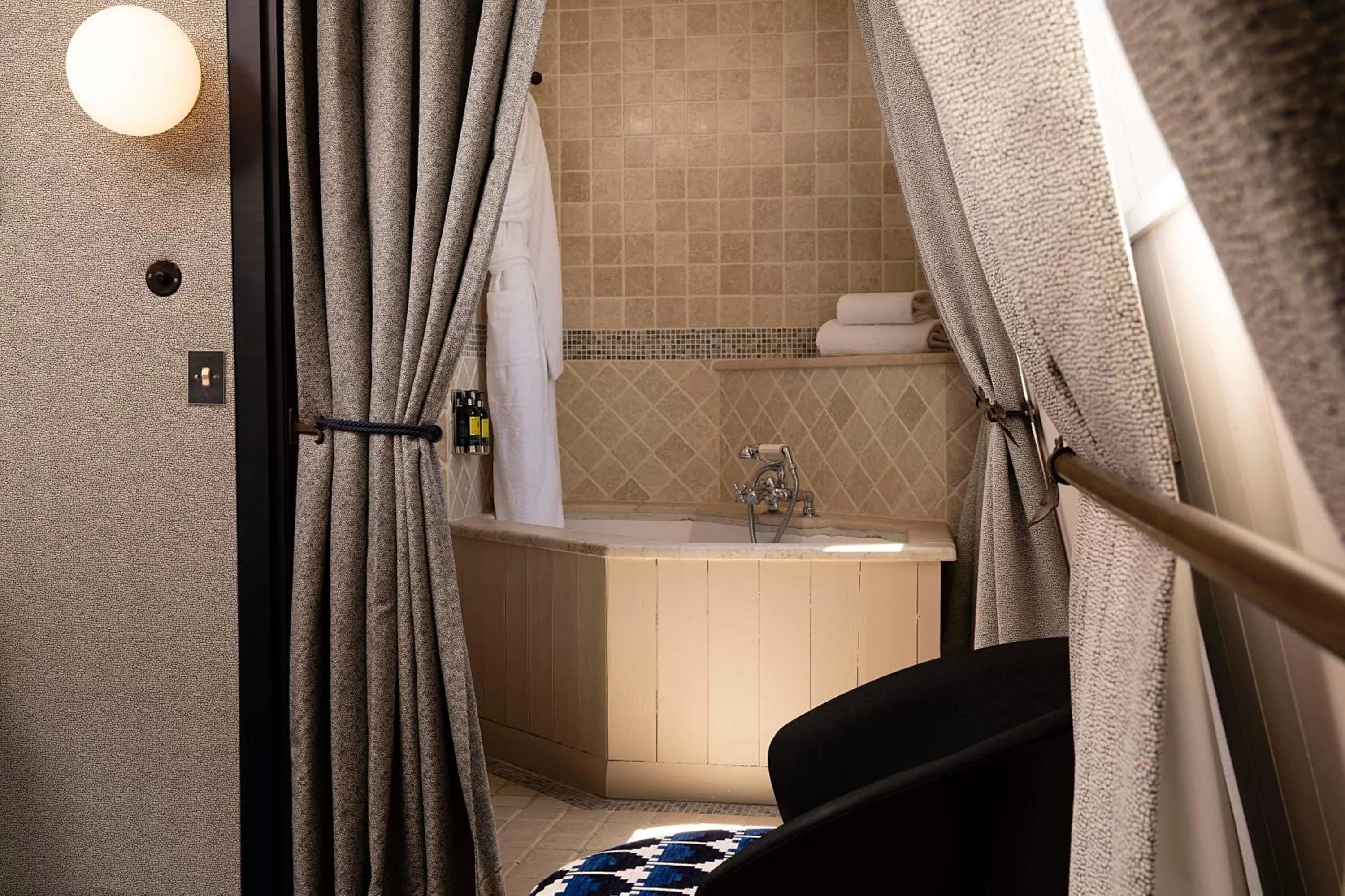 Bathroom in Hôtel Elysées Régencia