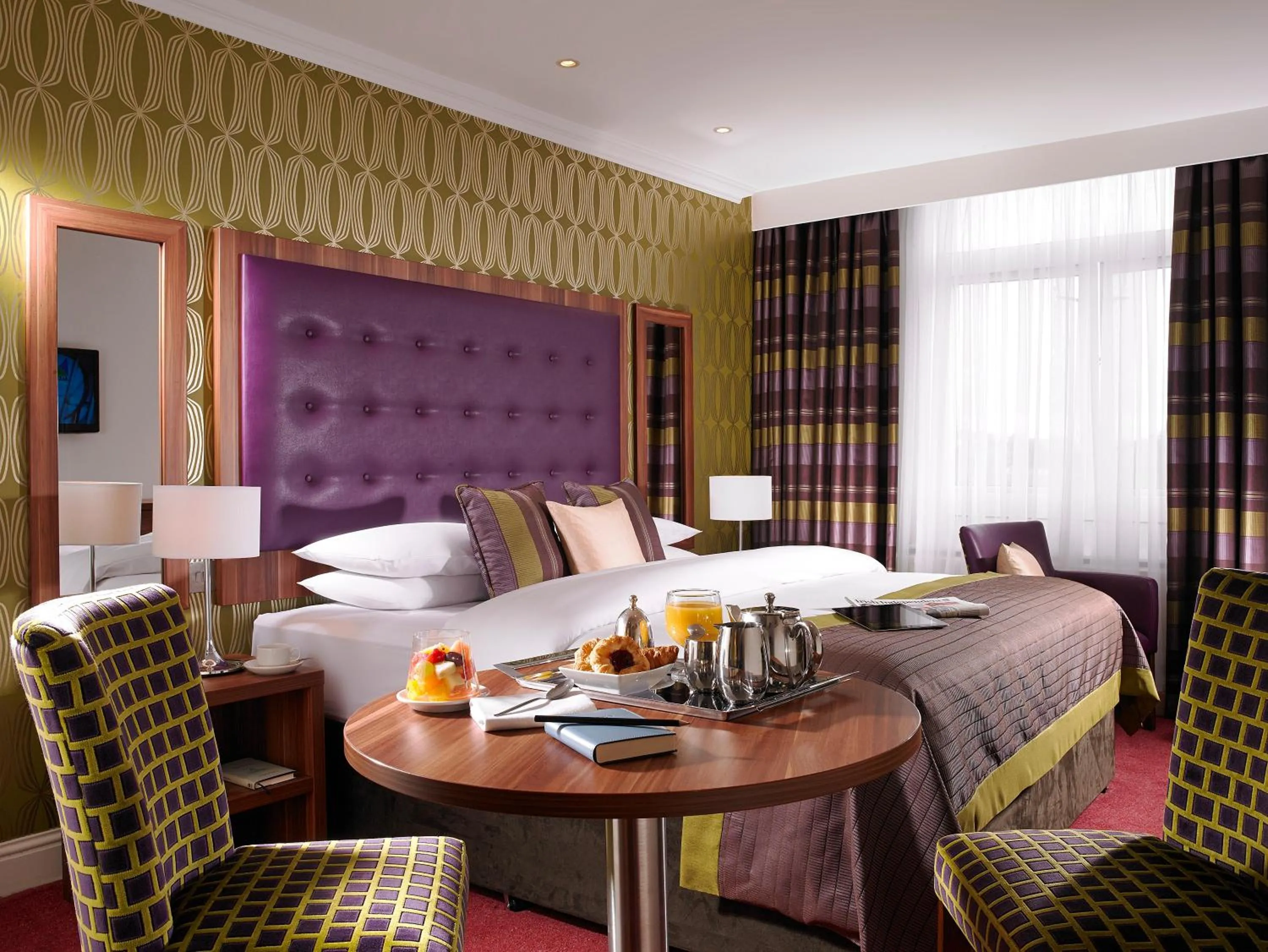 Photo of the whole room, Bed in Dublin Skylon Hotel